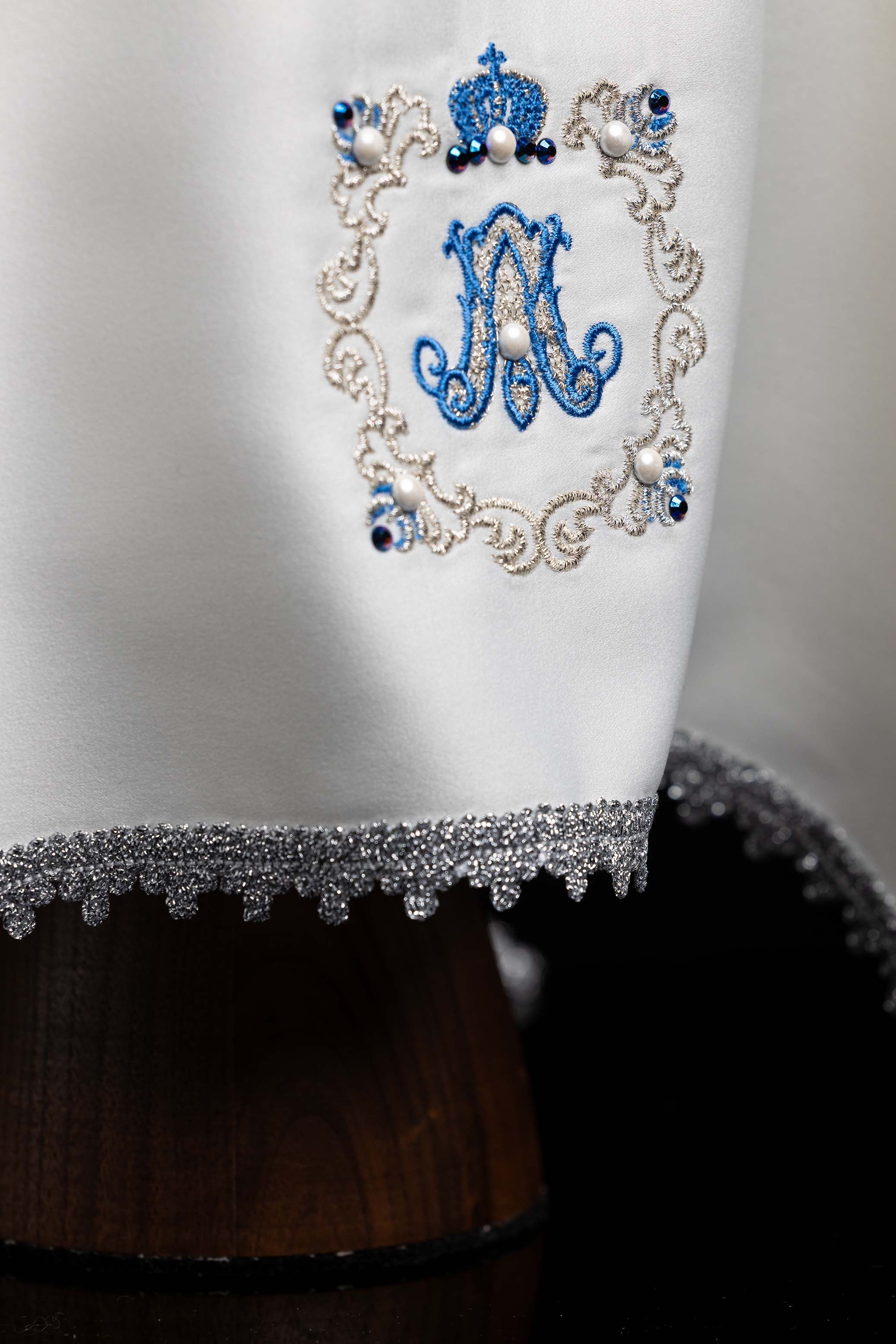 Voile pour le calice en écru avec broderie mariale bleue