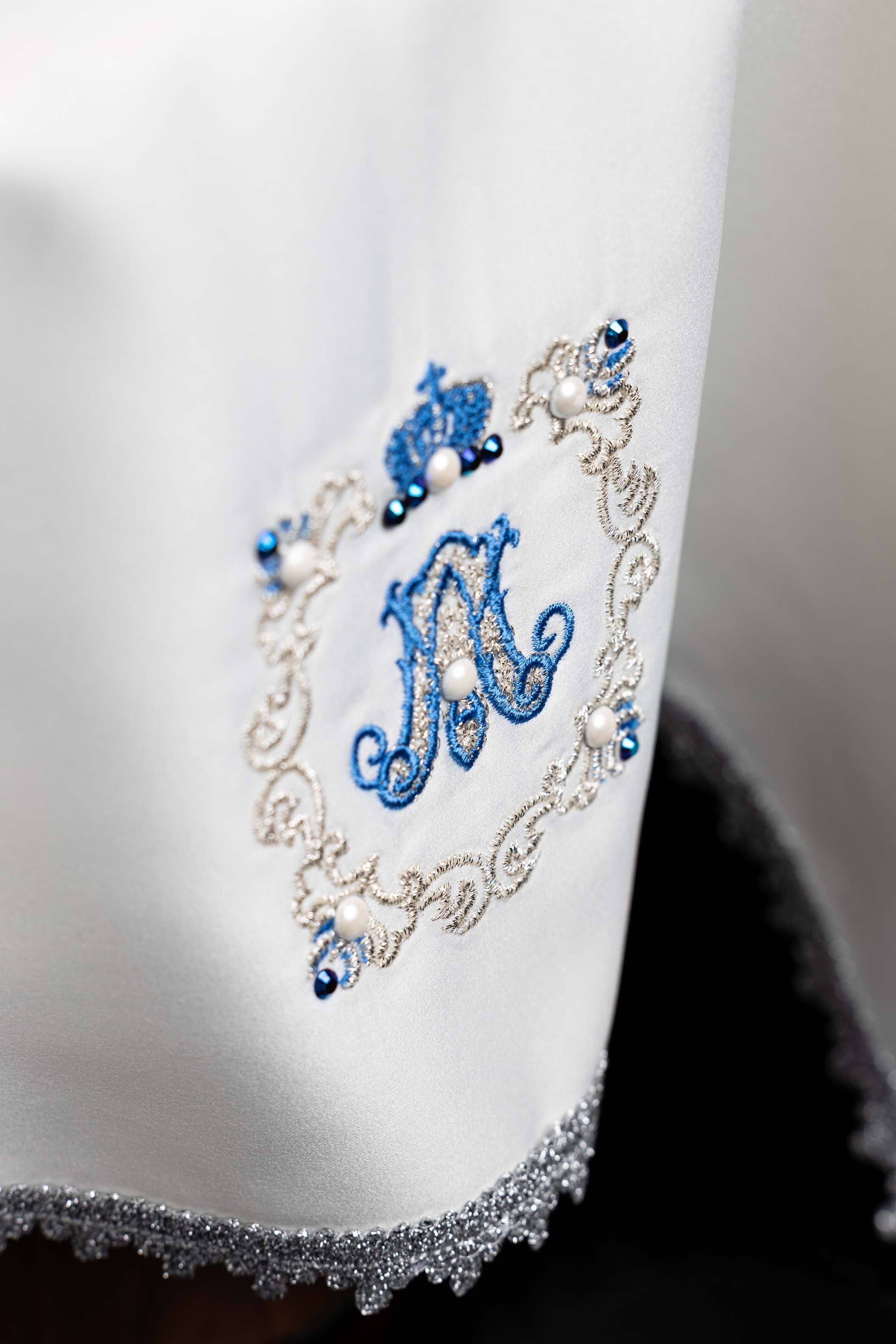 Voile pour le calice en écru avec broderie mariale bleue