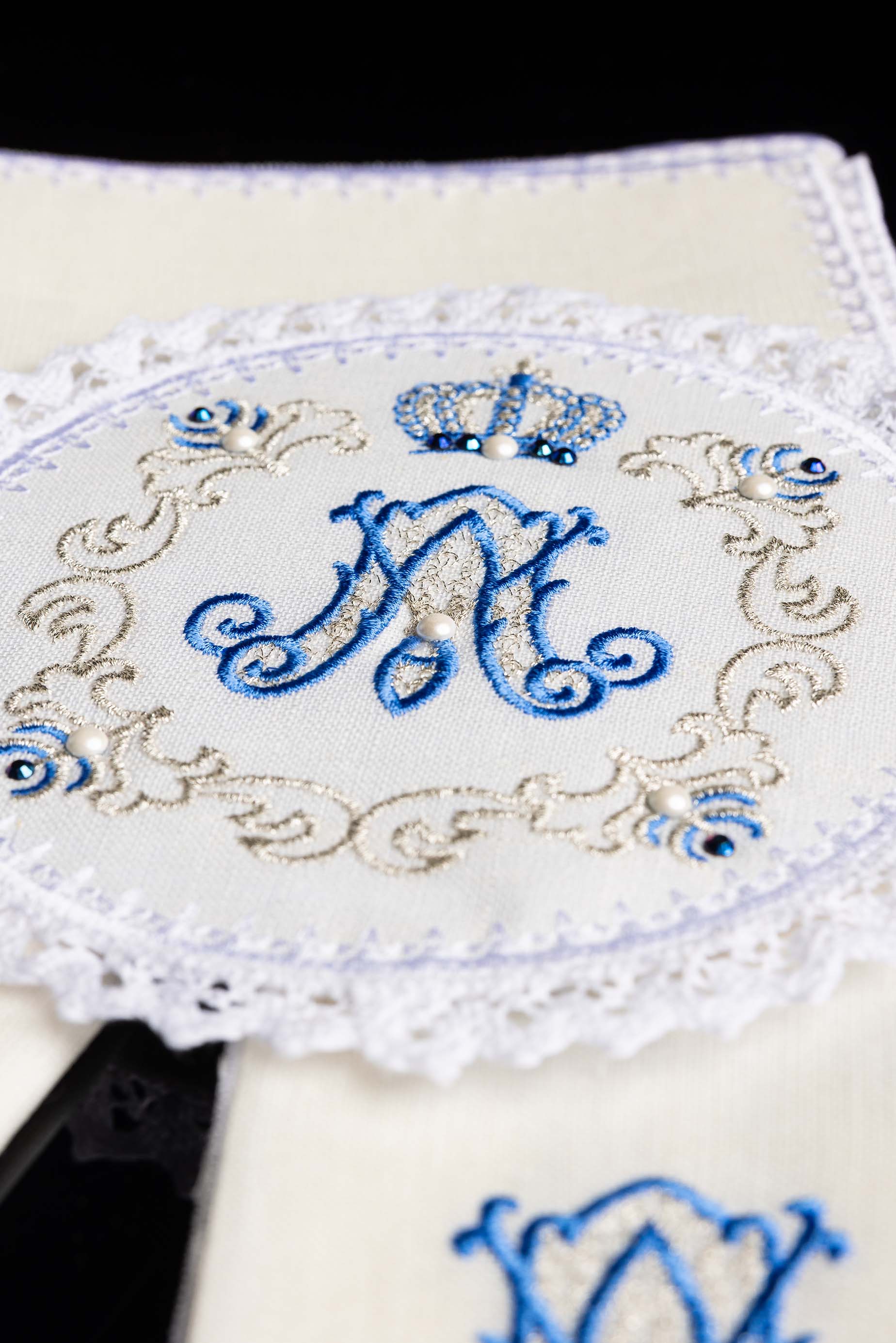 Linge d'autel avec une broderie mariale