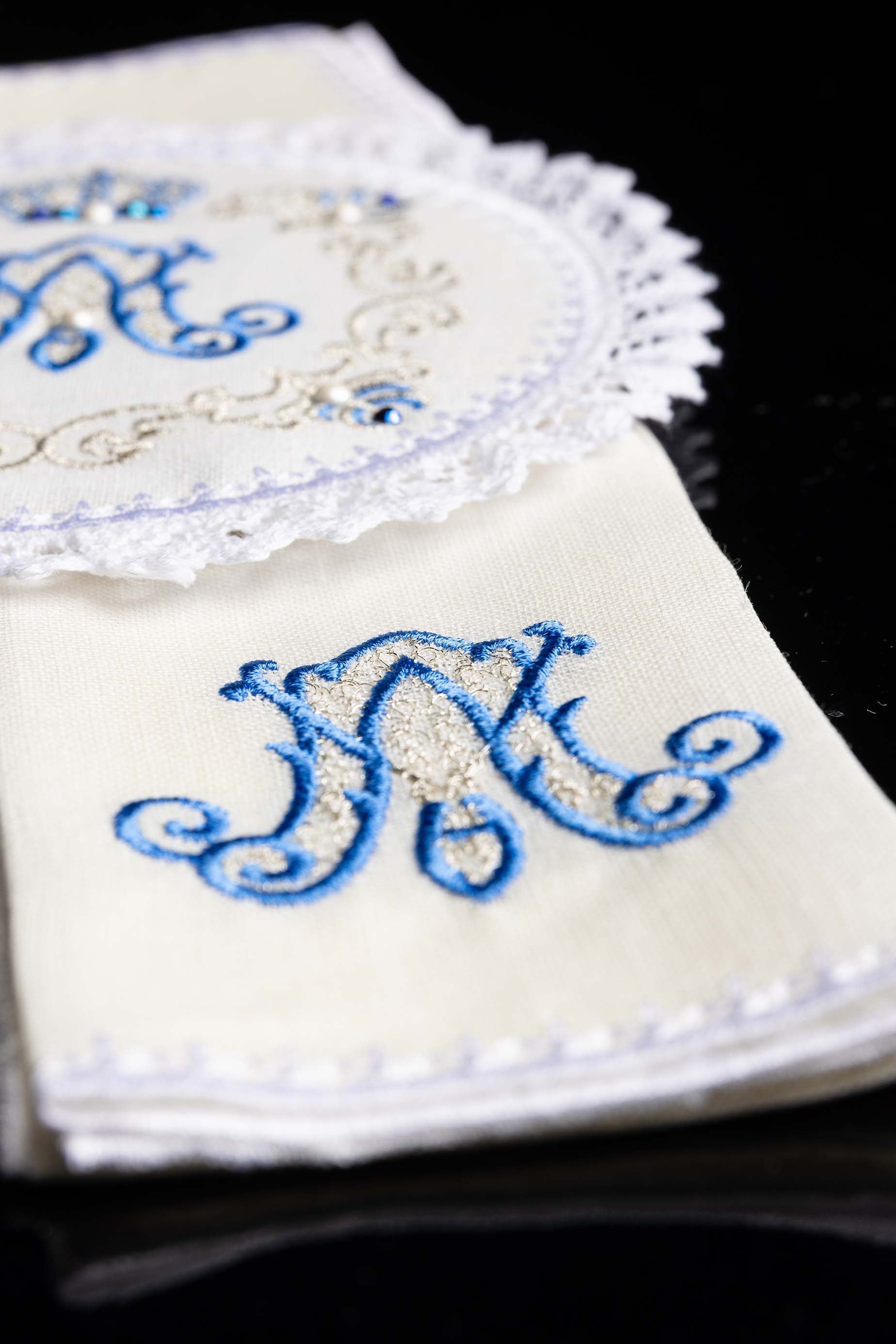 Linge d'autel avec une broderie mariale