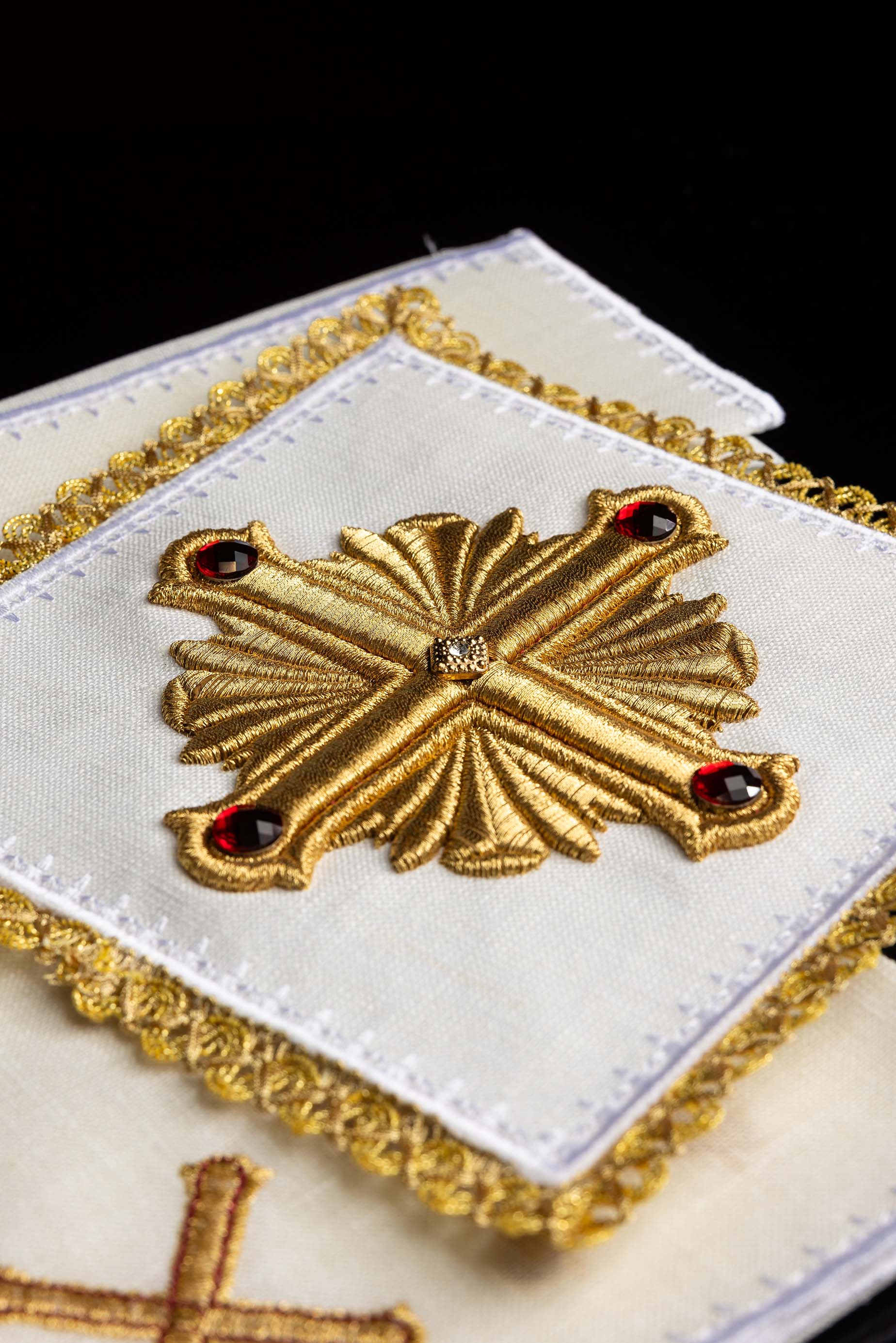 Linge d'autel en lin richement brodé avec des pierres. Fabriqué en lin