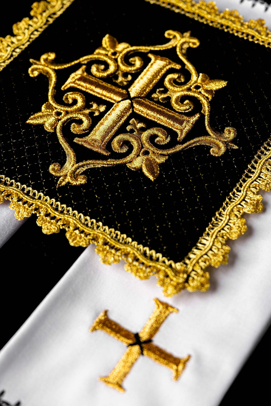 Linges d’autel en velours noir avec croix brodée