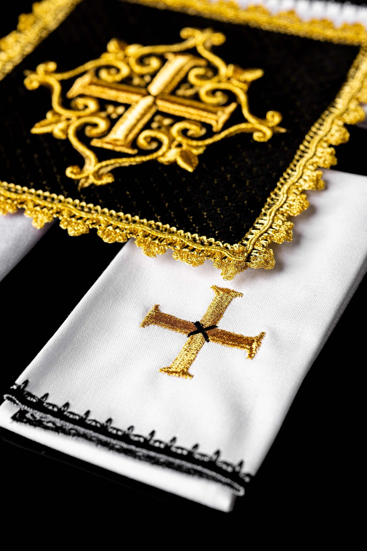 Linges d’autel en velours noir avec croix brodée