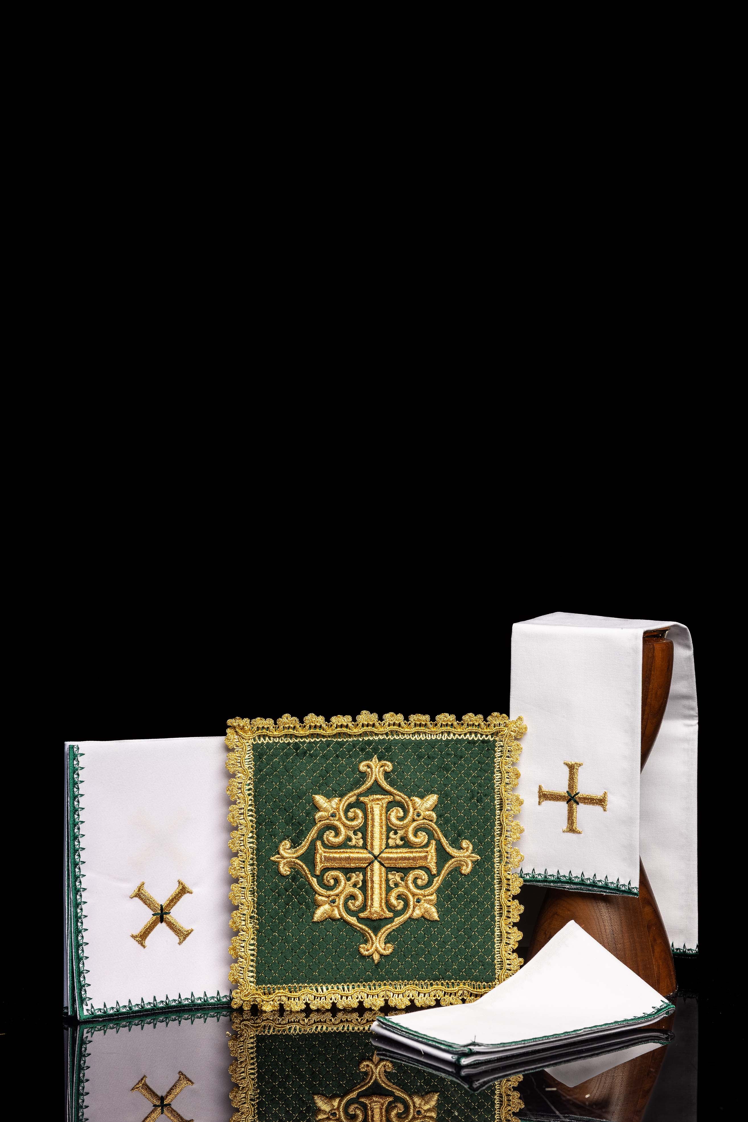 Set the Calice en lin avec croix brodée velours vert