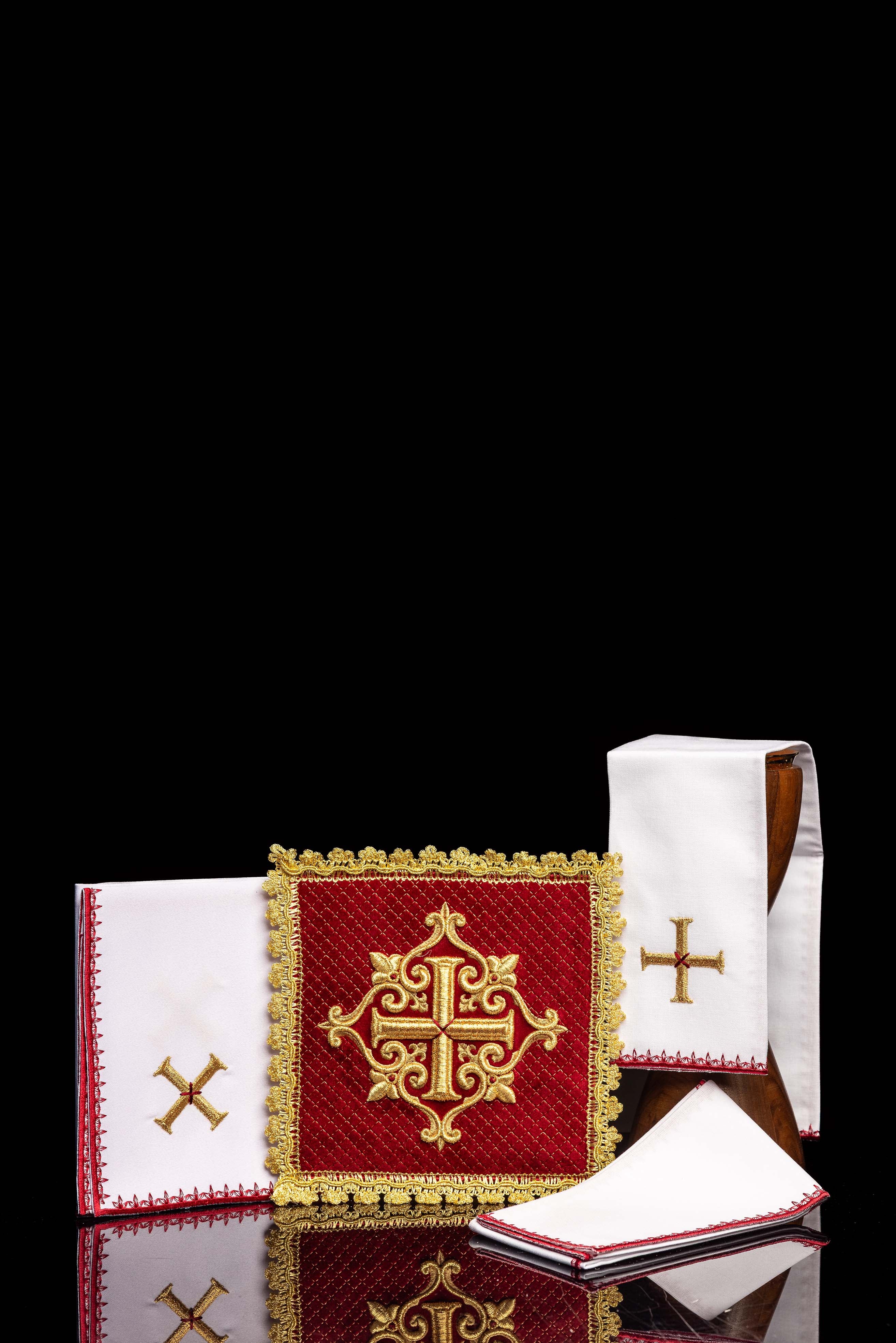 Set the Calice en lin avec croix brodée, velours rouge