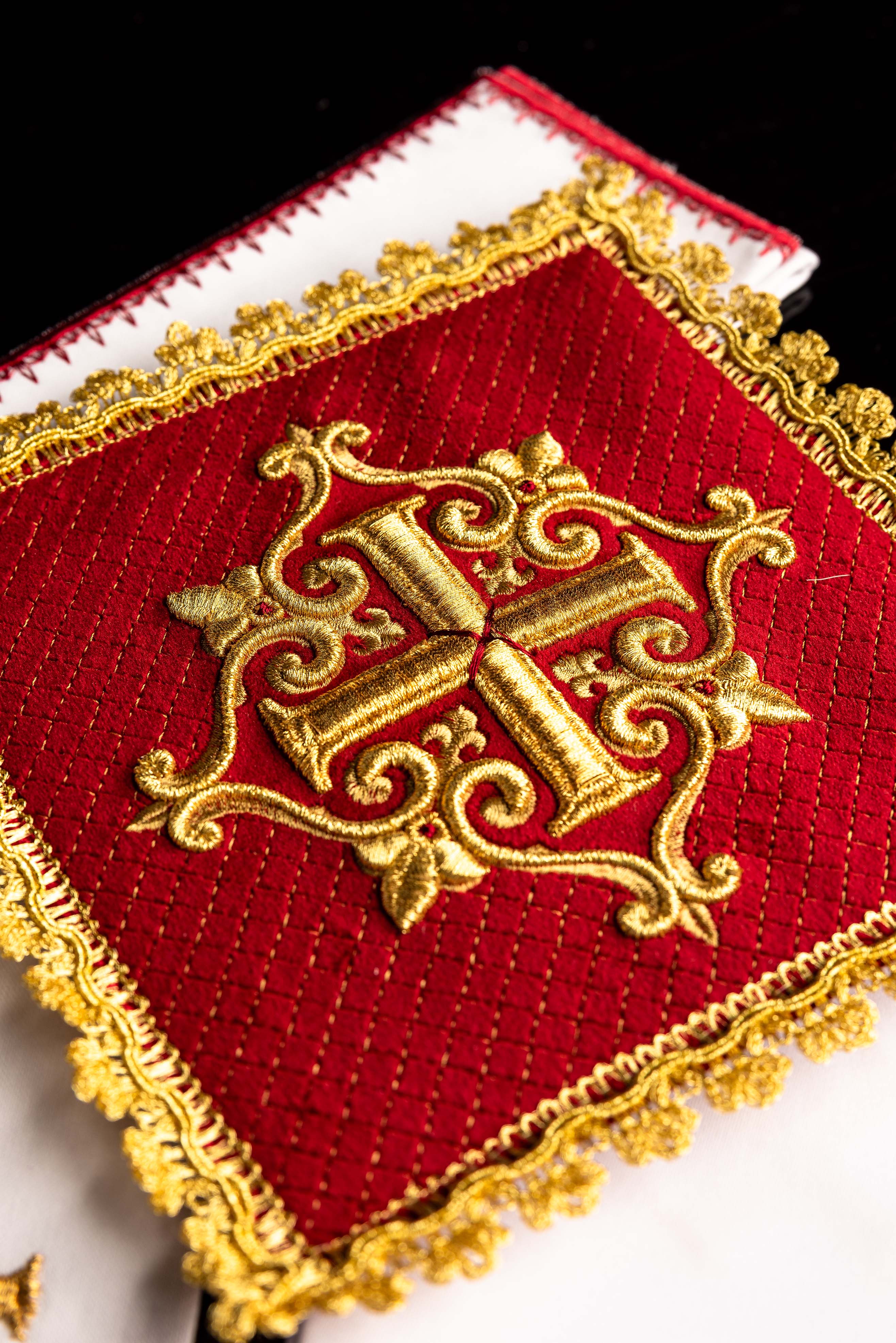 Set the Calice en lin avec croix brodée, velours rouge