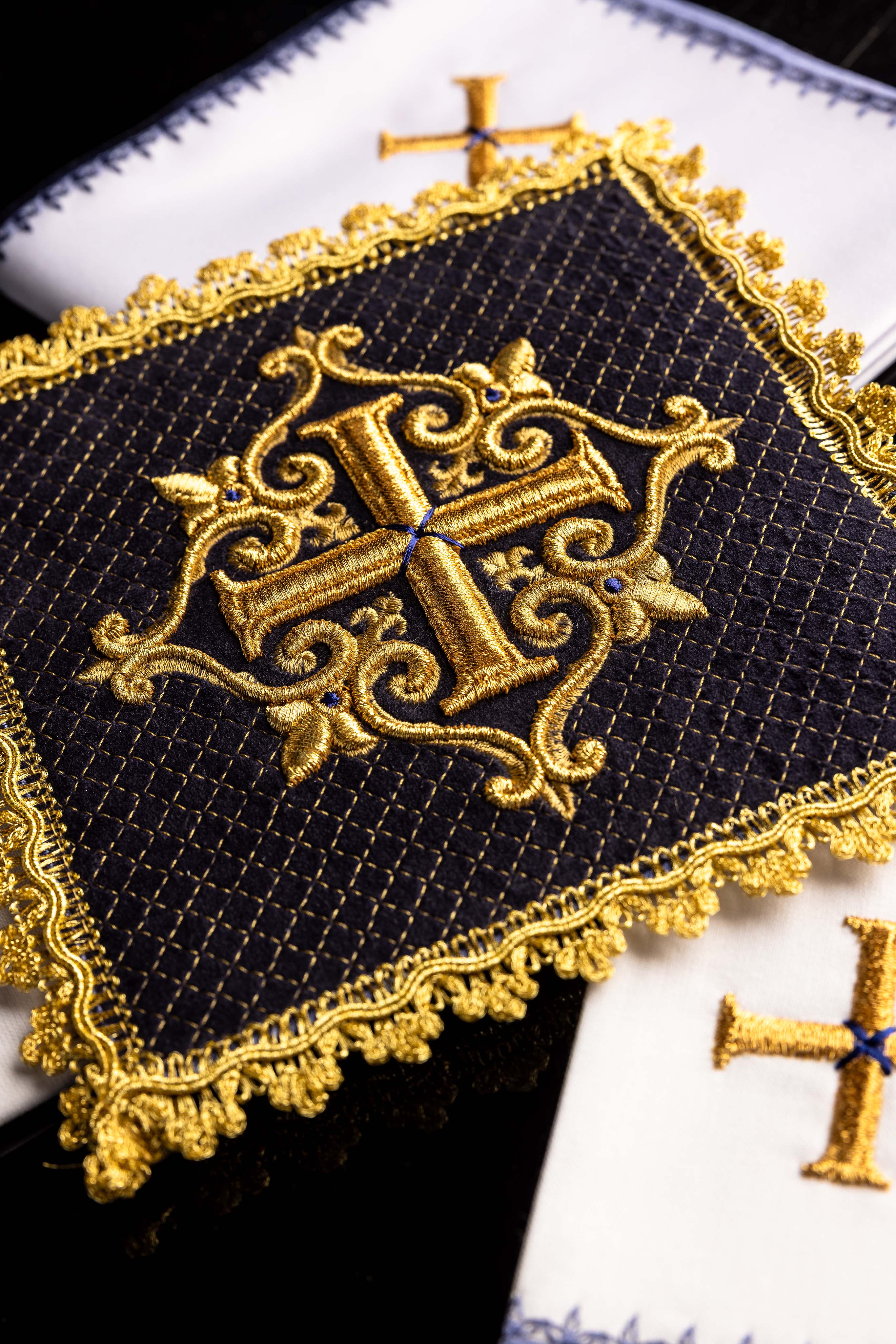 Set the Calice en lin avec croix brodée, velours violet