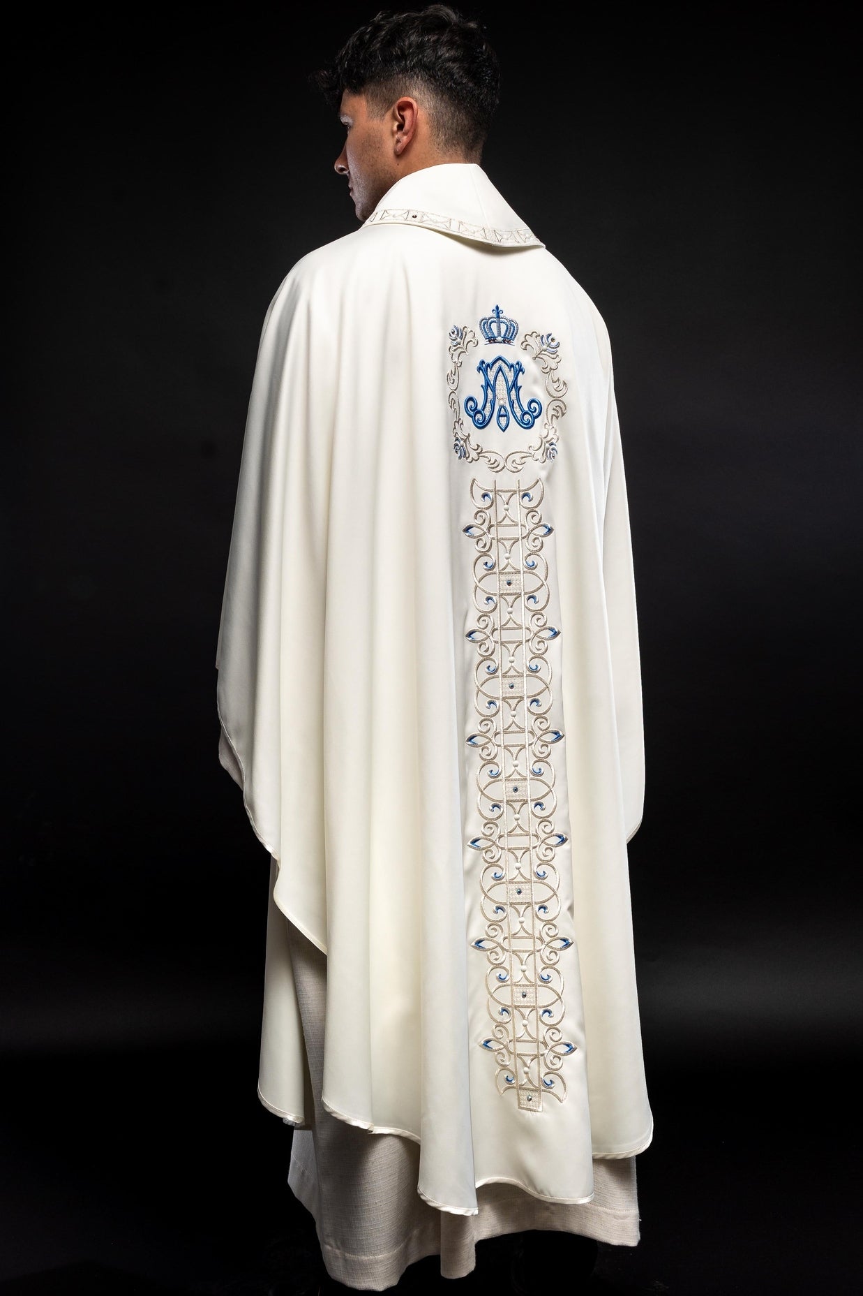 Chasuble mariale décorée de pierres scintillantes