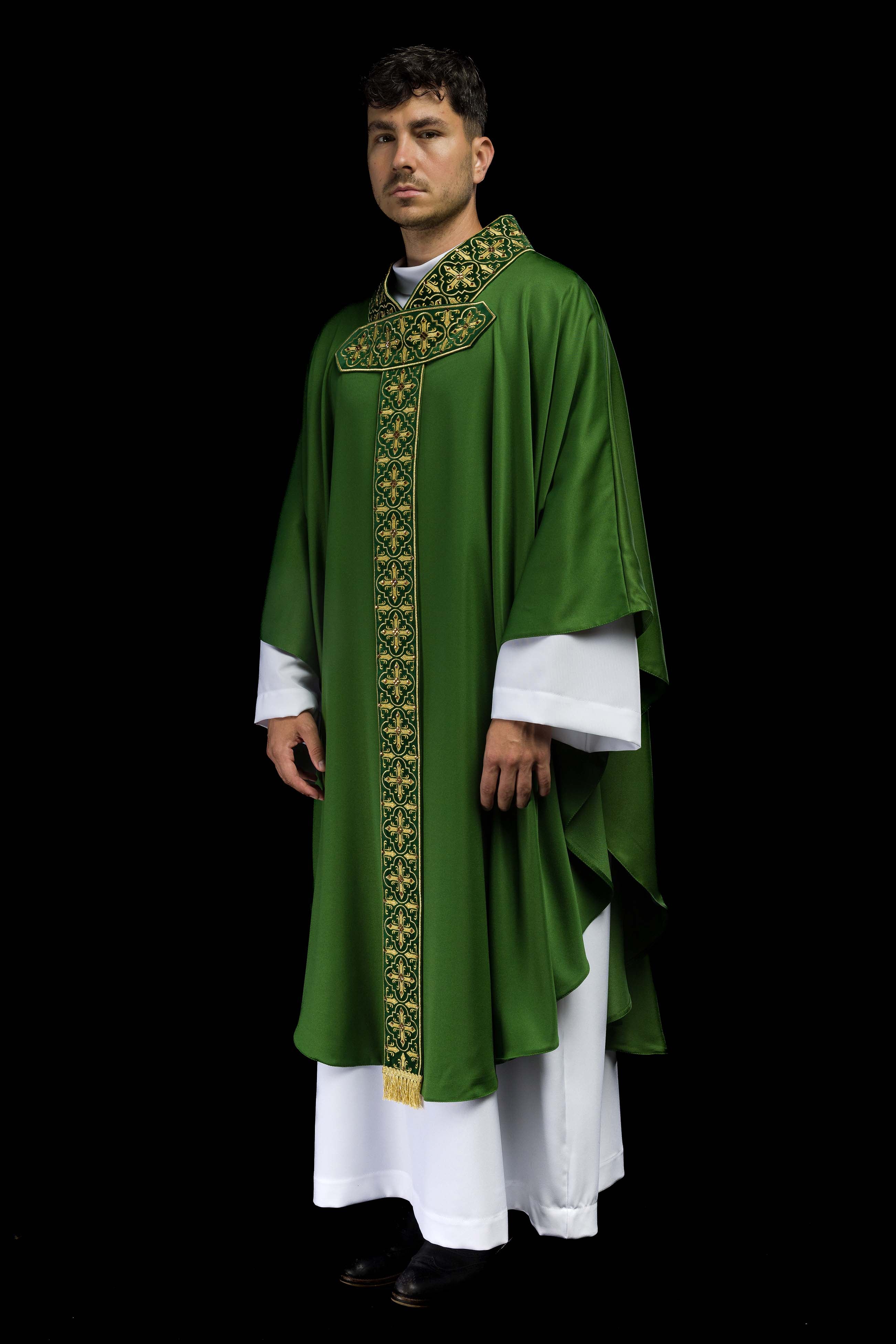 Chasuble verte avec ceinture brodée suspendue et 500 pierres
