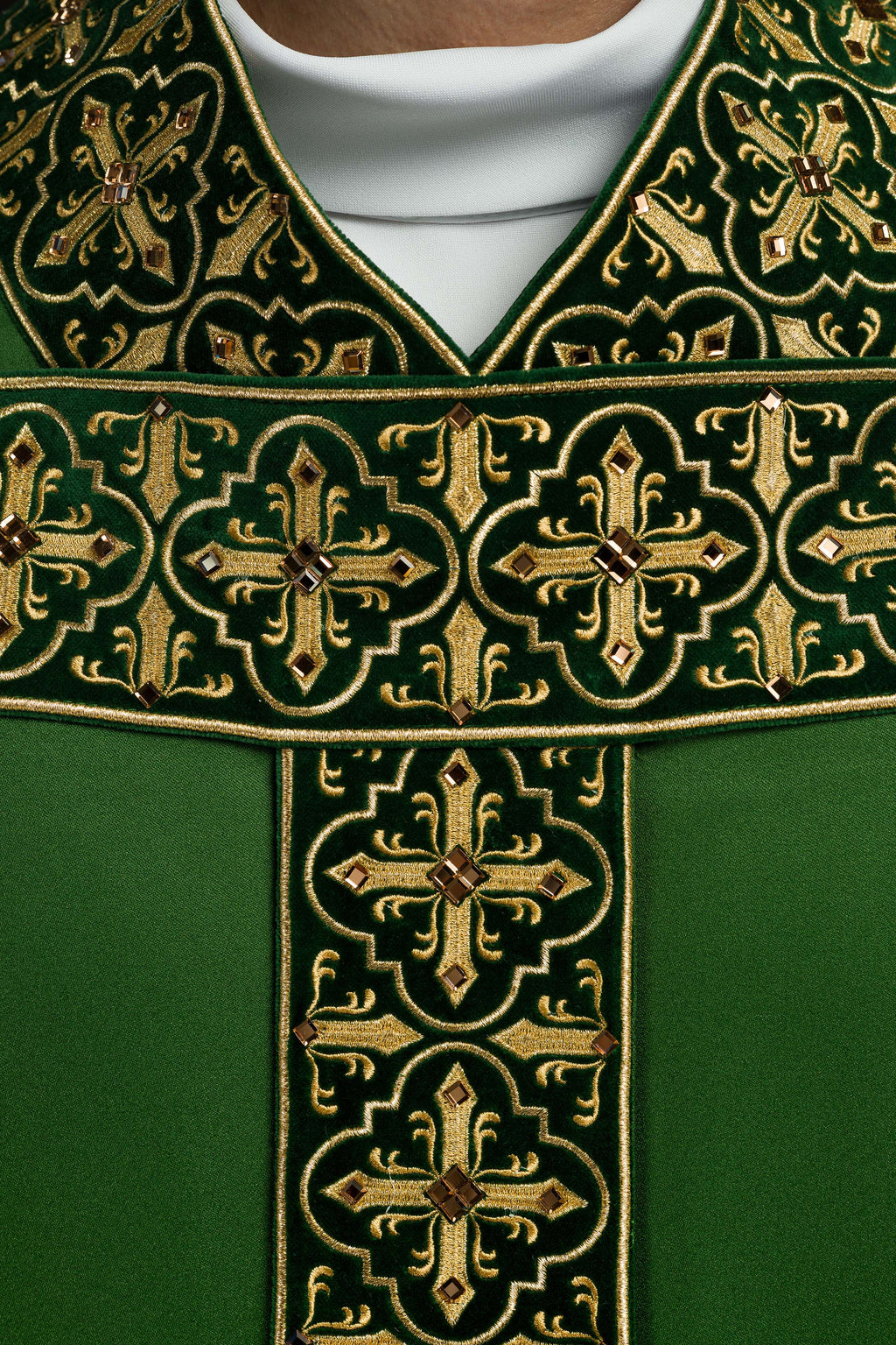 Chasuble verte avec ceinture brodée suspendue et 500 pierres