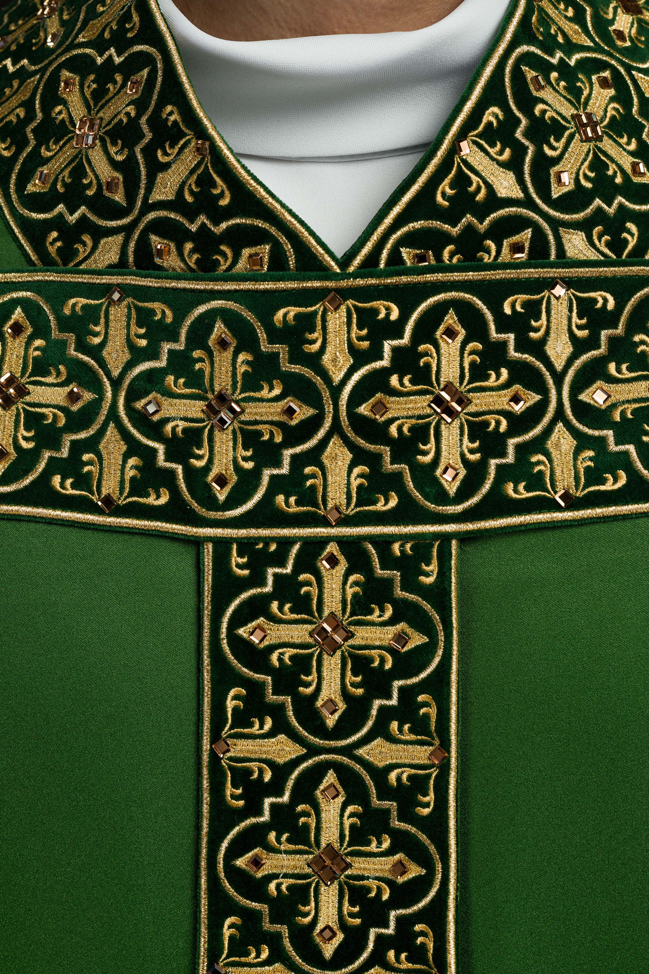 Chasuble verte avec ceinture brodée suspendue et 500 pierres