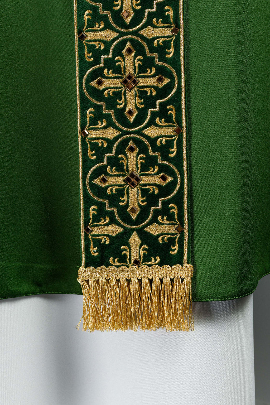 Chasuble verte avec ceinture brodée suspendue et 500 pierres
