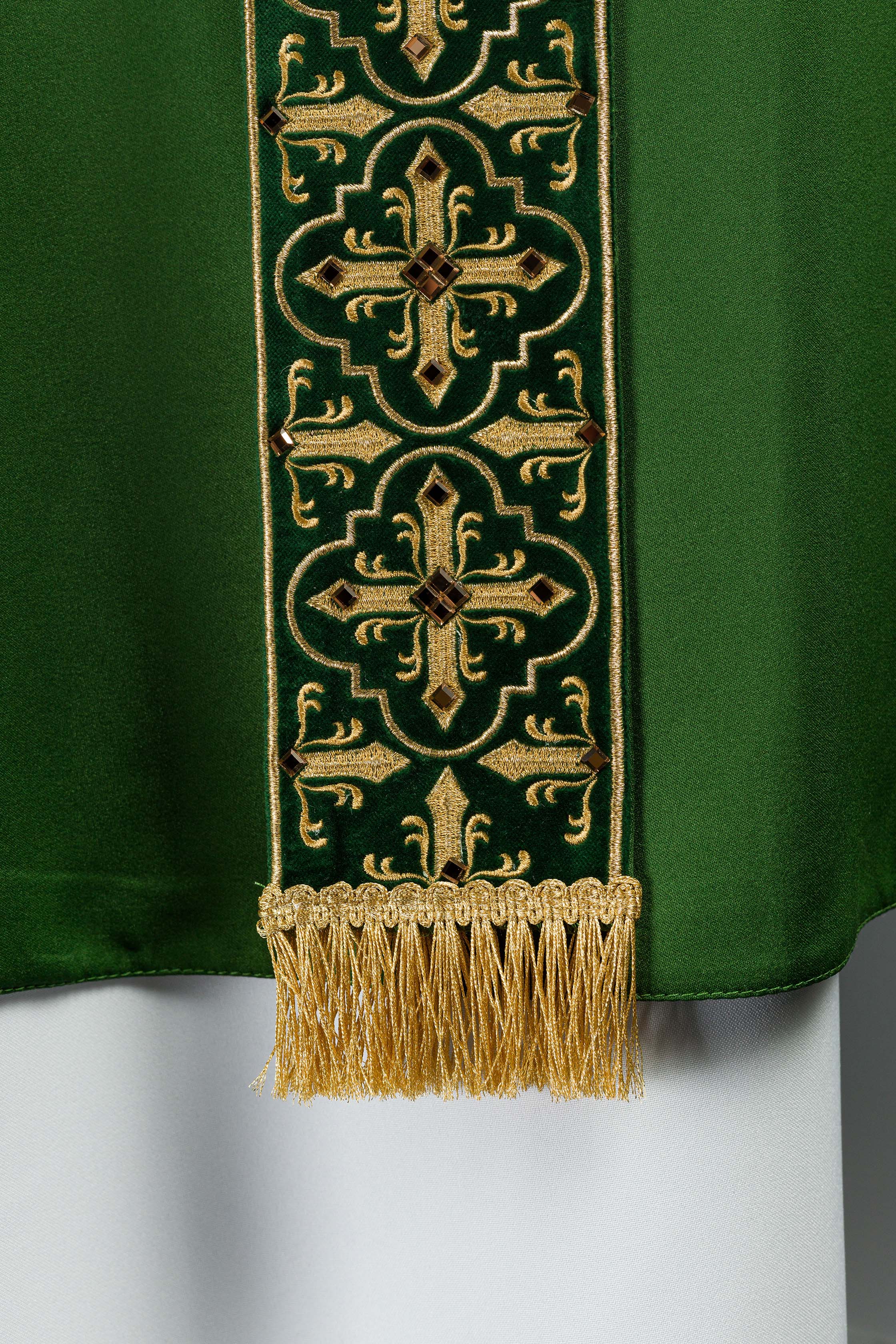 Chasuble verte avec ceinture brodée suspendue et 500 pierres