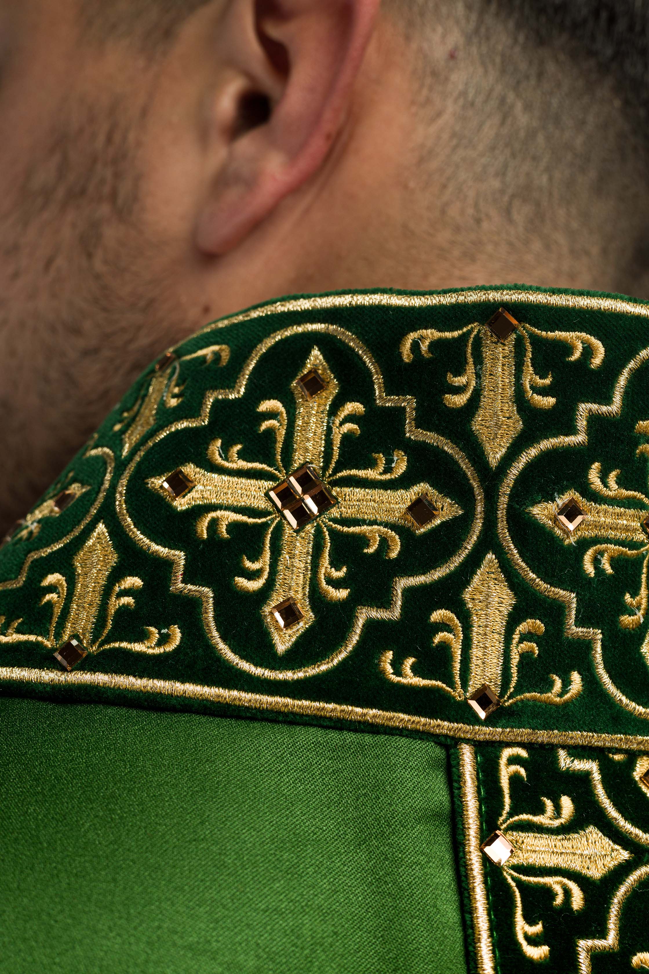 Chasuble verte avec ceinture brodée suspendue et 500 pierres