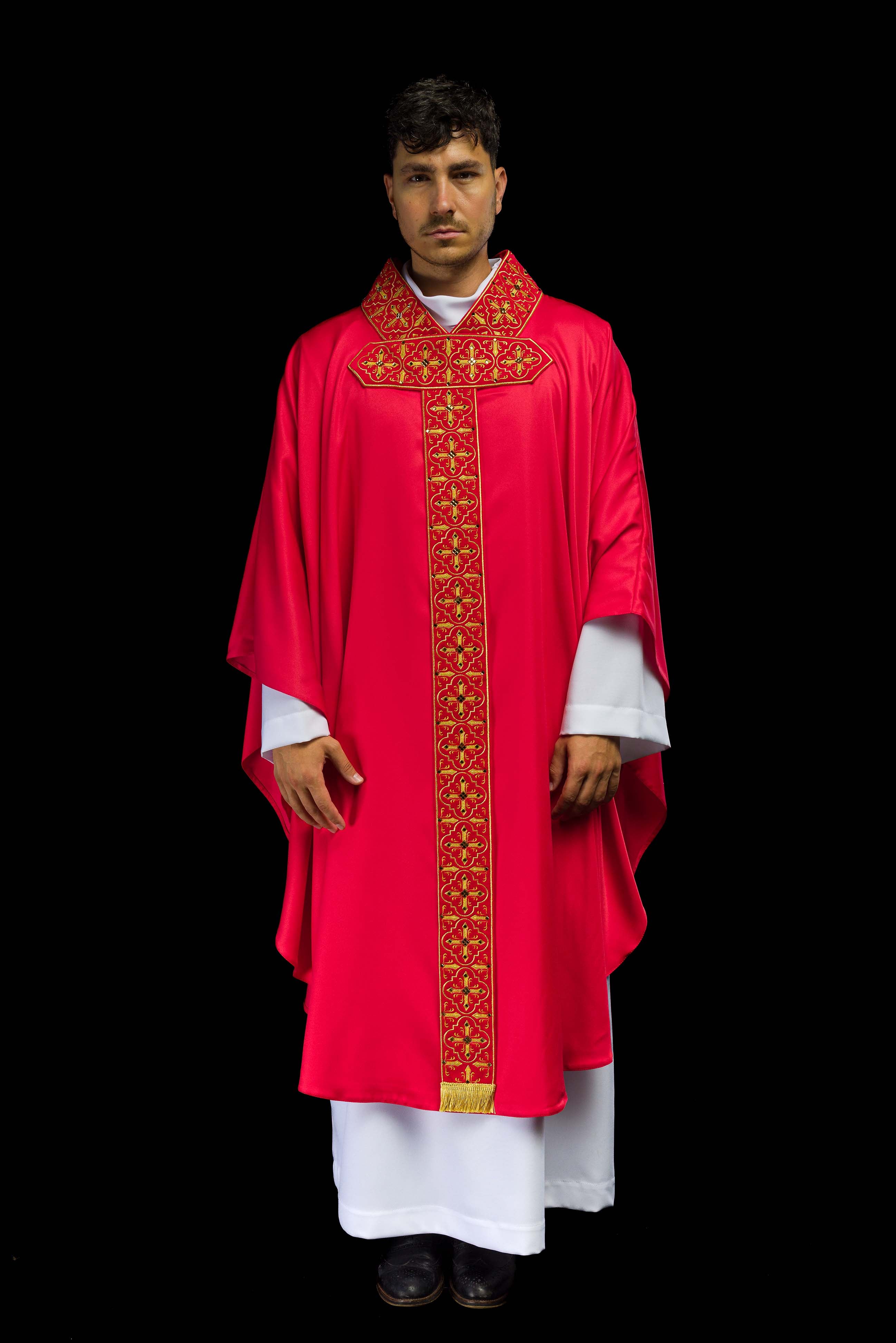 Chasuble richement brodée et ornée de pierres rouges
