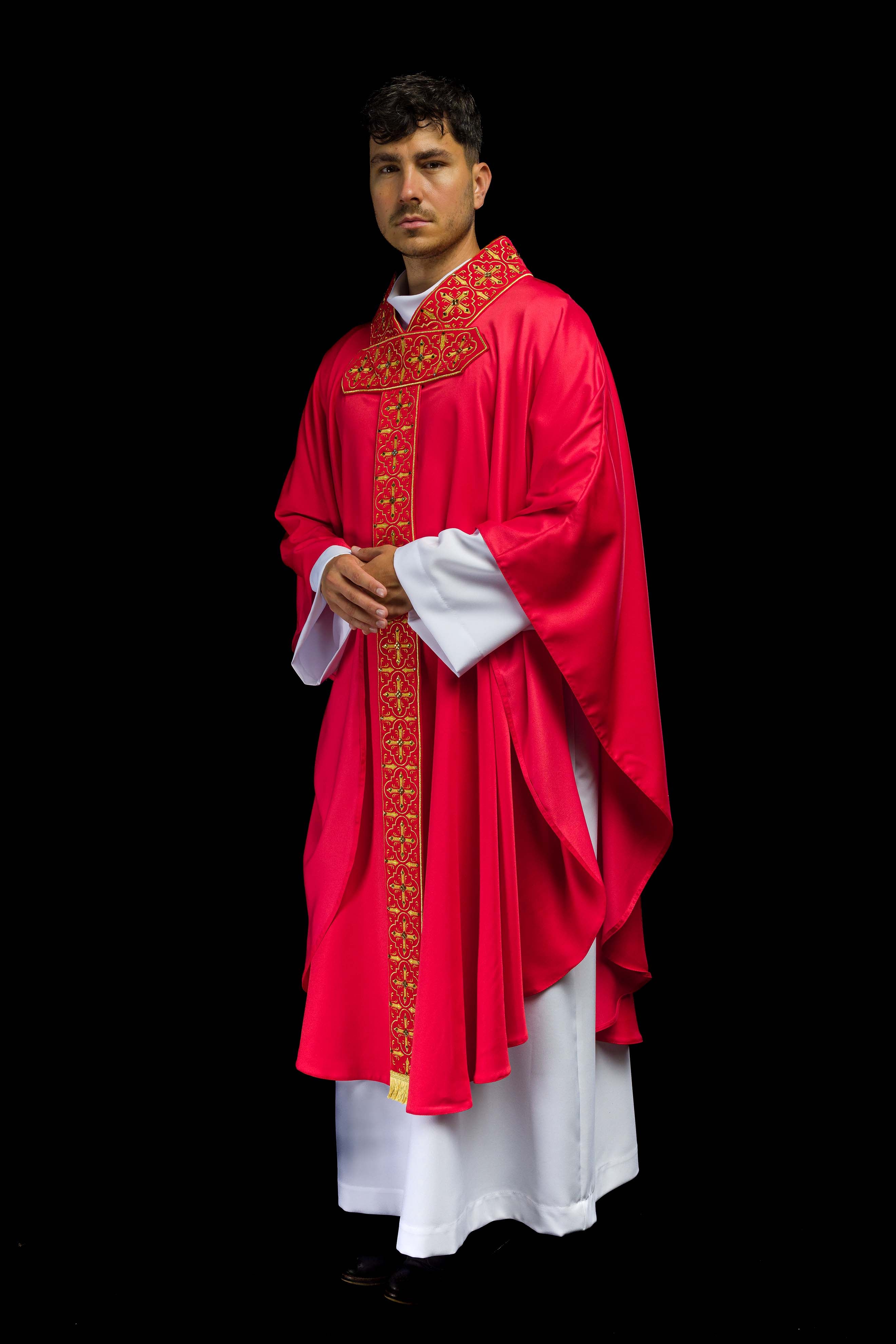 Chasuble richement brodée et ornée de pierres rouges