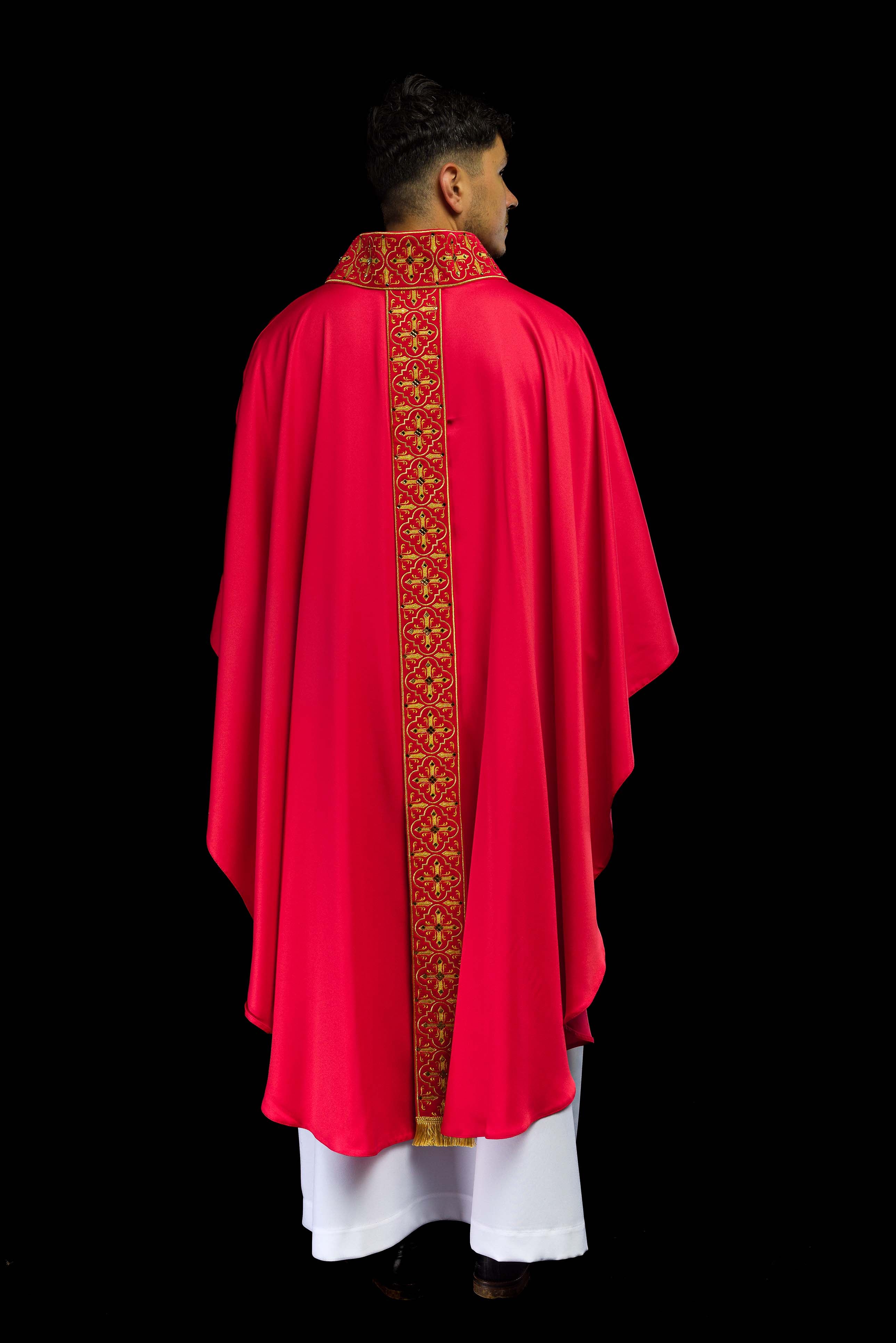 Chasuble richement brodée et ornée de pierres rouges