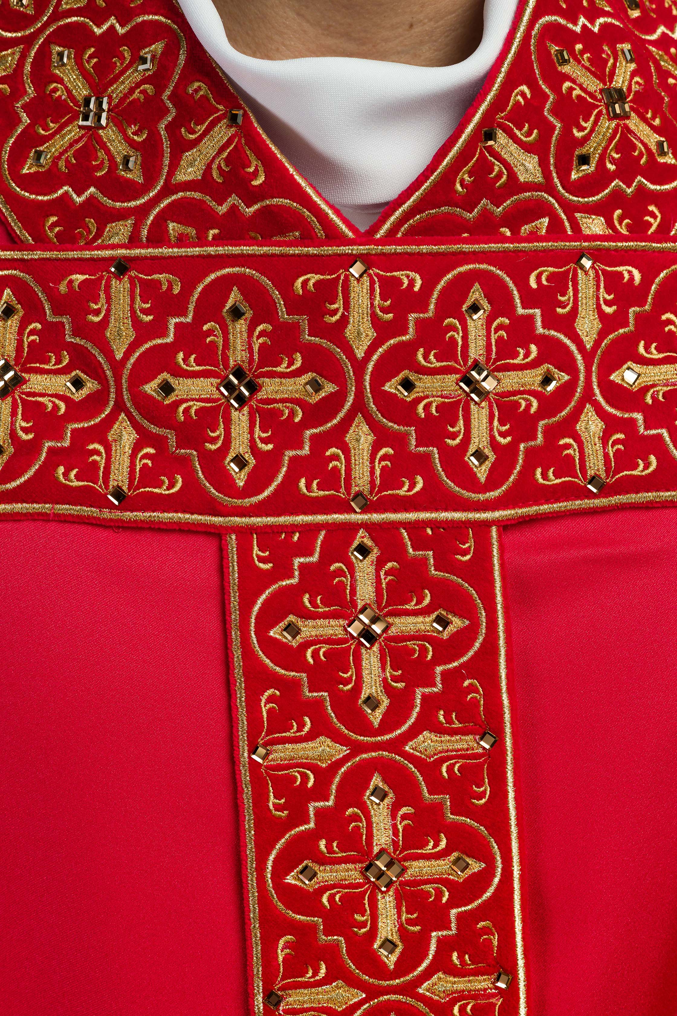Chasuble richement brodée et ornée de pierres rouges