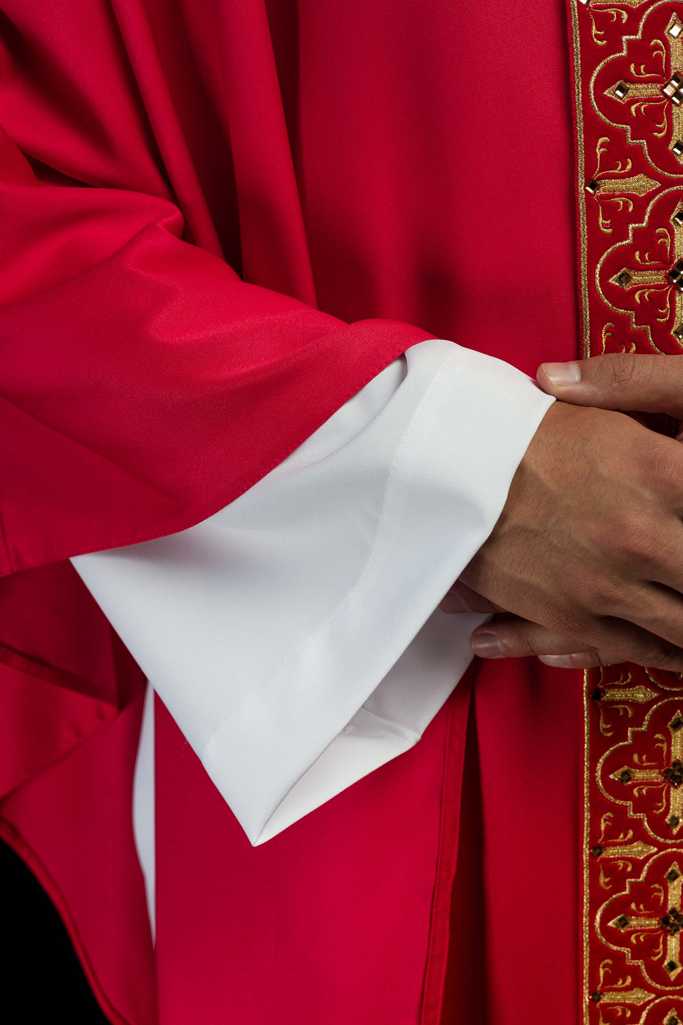 Chasuble richement brodée et ornée de pierres rouges