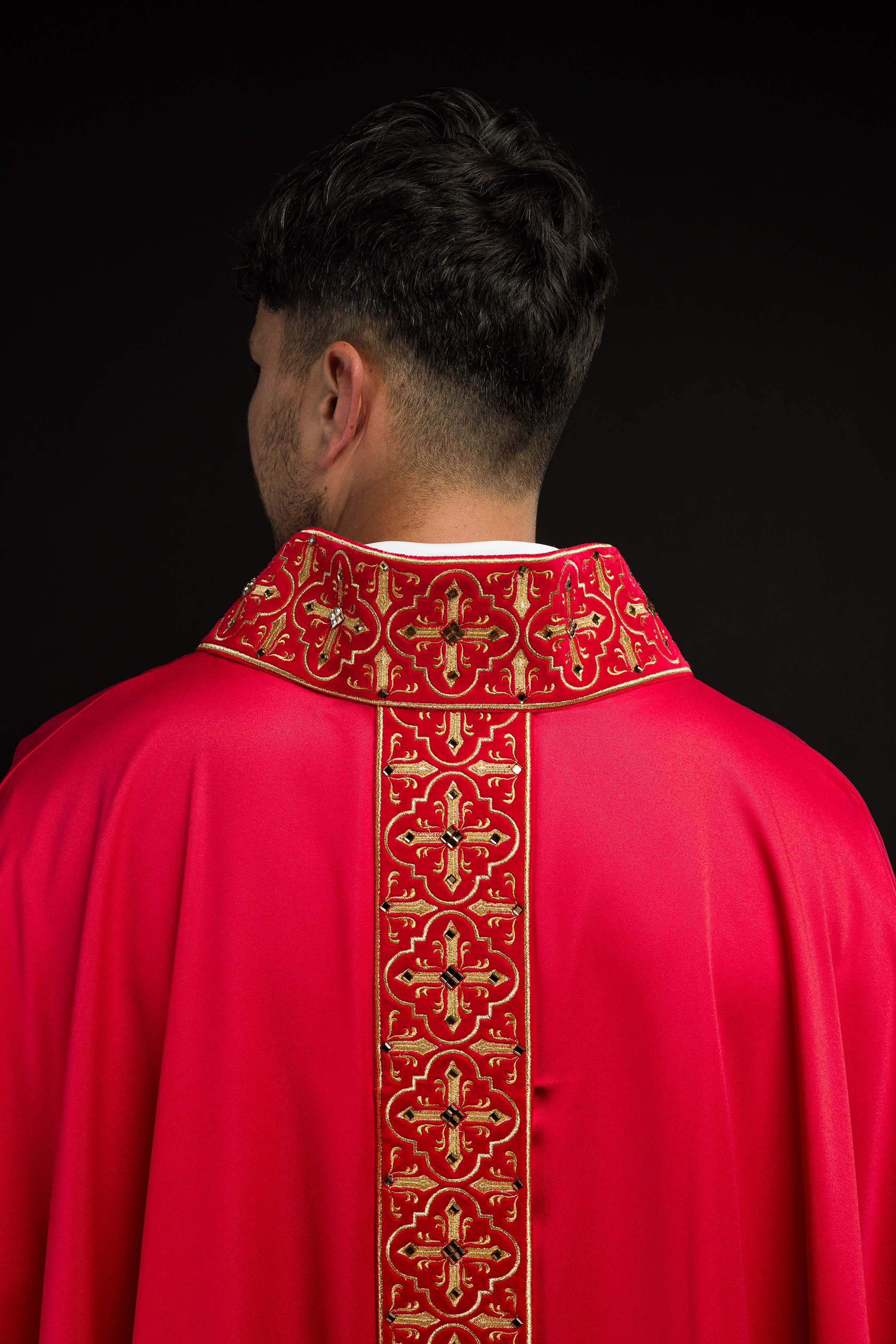 Chasuble richement brodée et ornée de pierres rouges