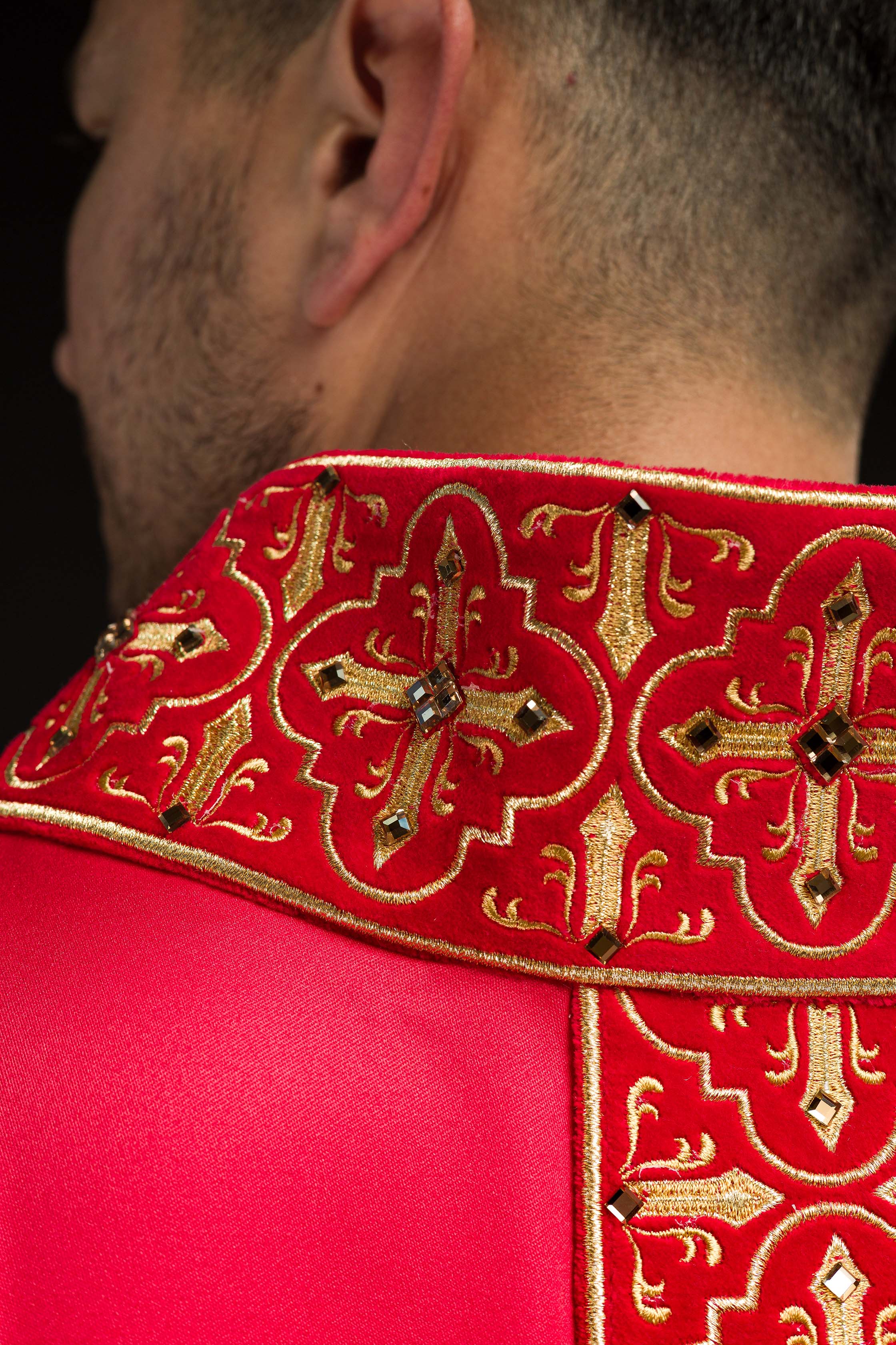 Chasuble richement brodée et ornée de pierres rouges