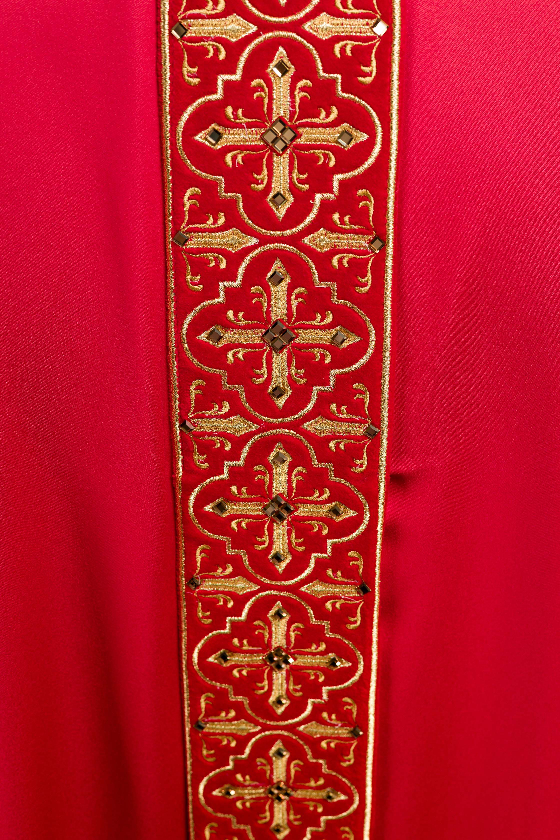 Chasuble richement brodée et ornée de pierres rouges