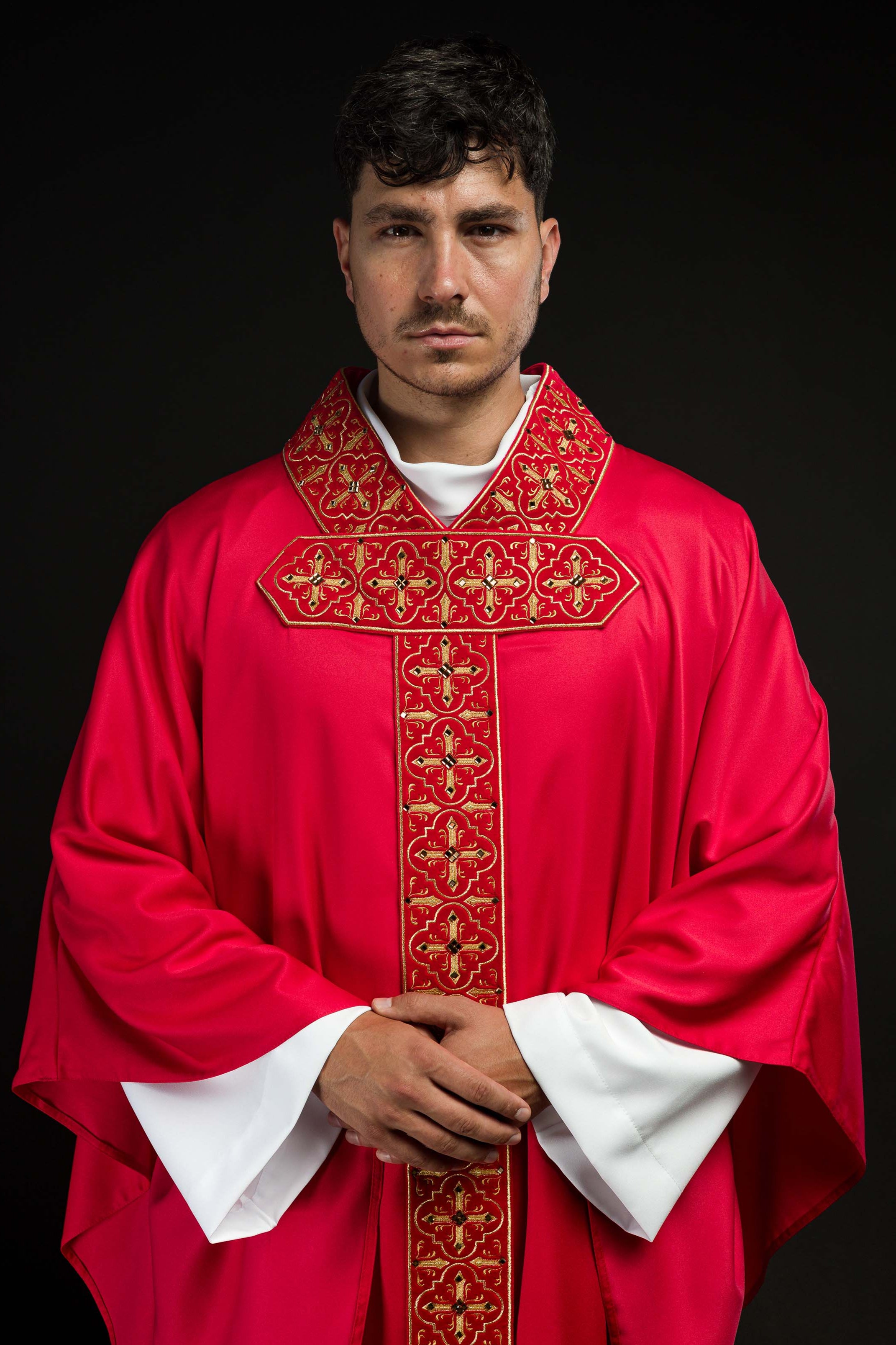 Chasuble richement brodée et ornée de pierres rouges