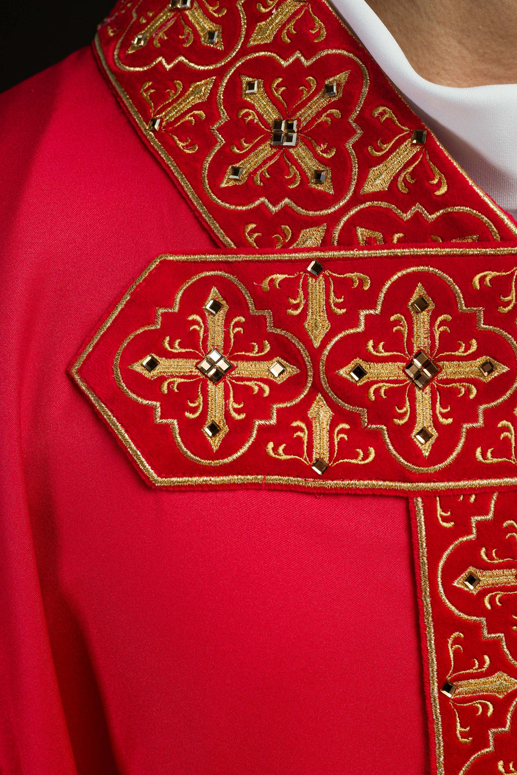 Chasuble richement brodée et ornée de pierres rouges