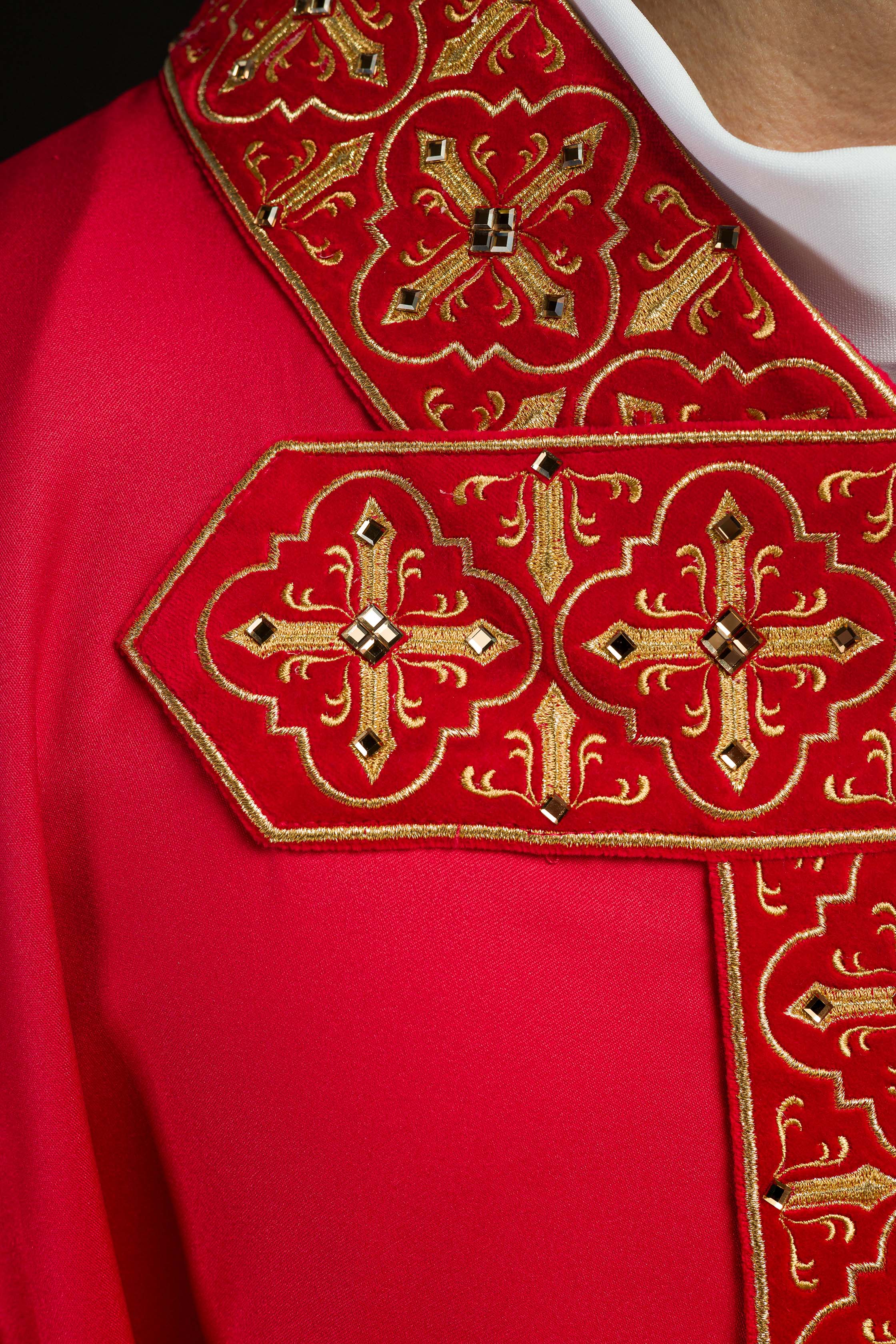 Chasuble richement brodée et ornée de pierres rouges