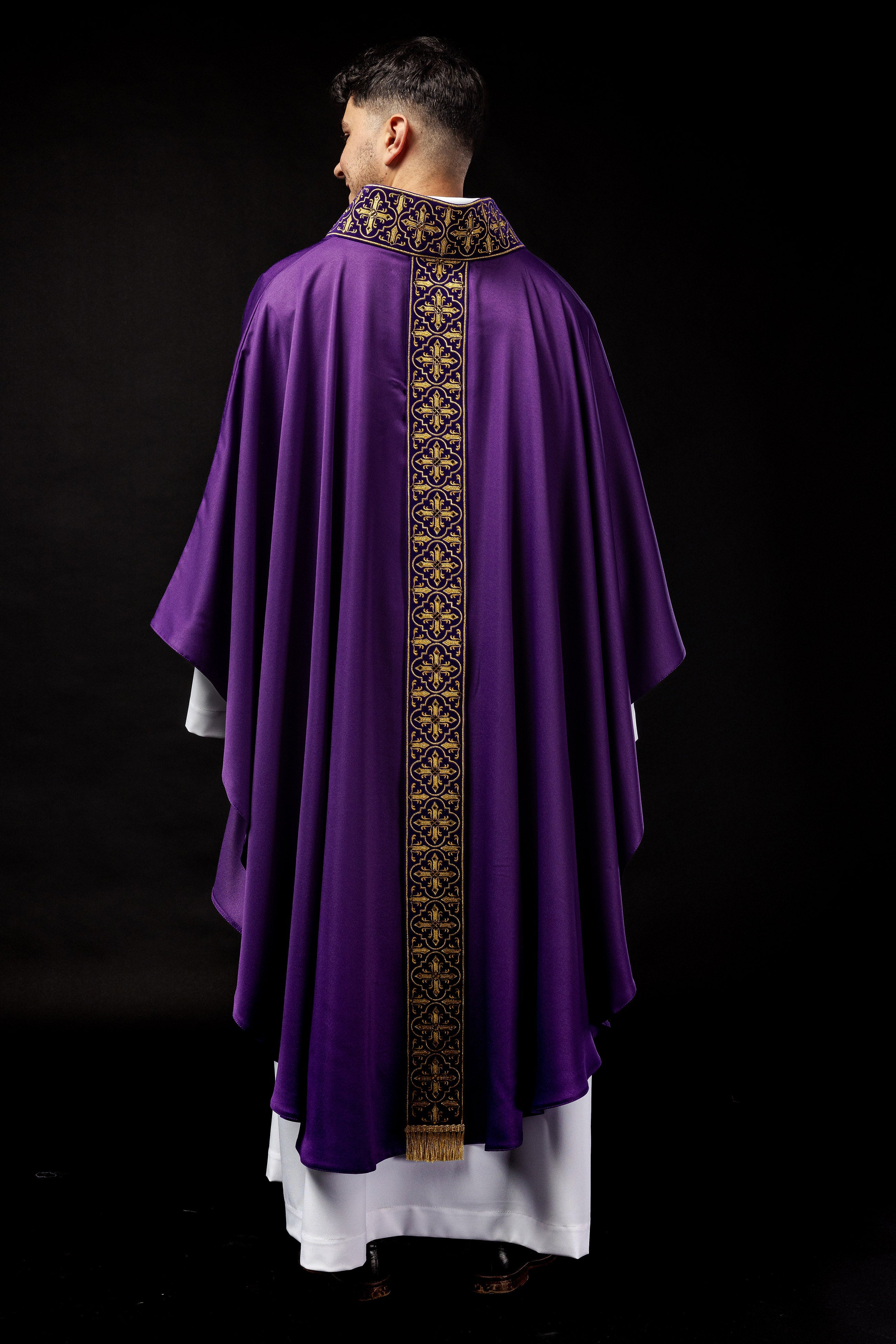 Chasuble violette ornée de cinq cents pierres décoratives