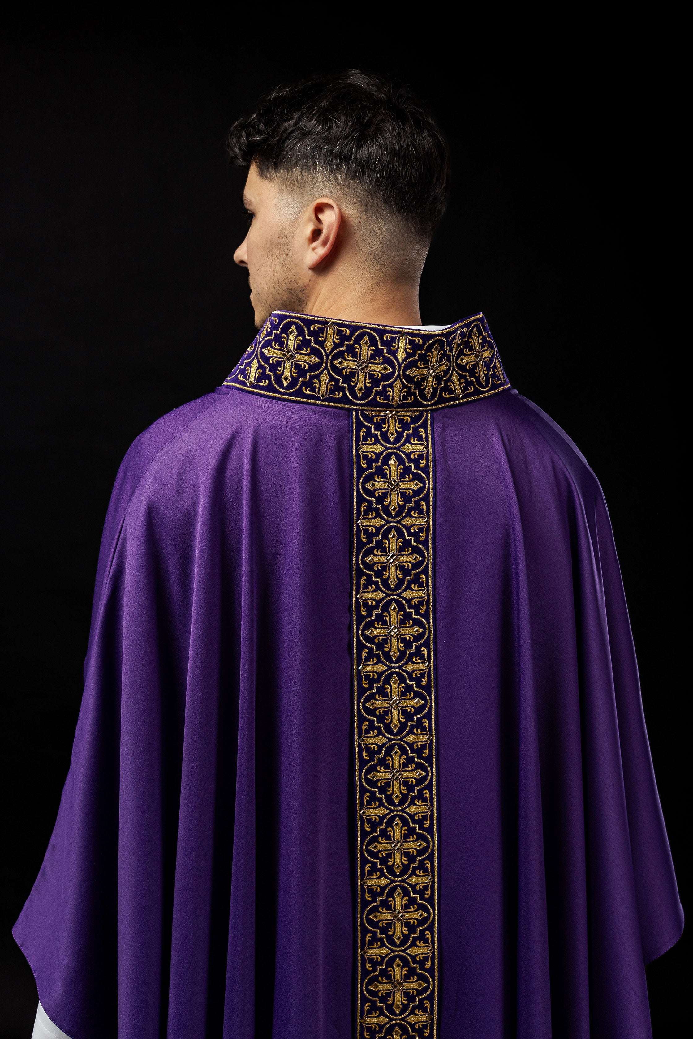 Chasuble violette ornée de cinq cents pierres décoratives