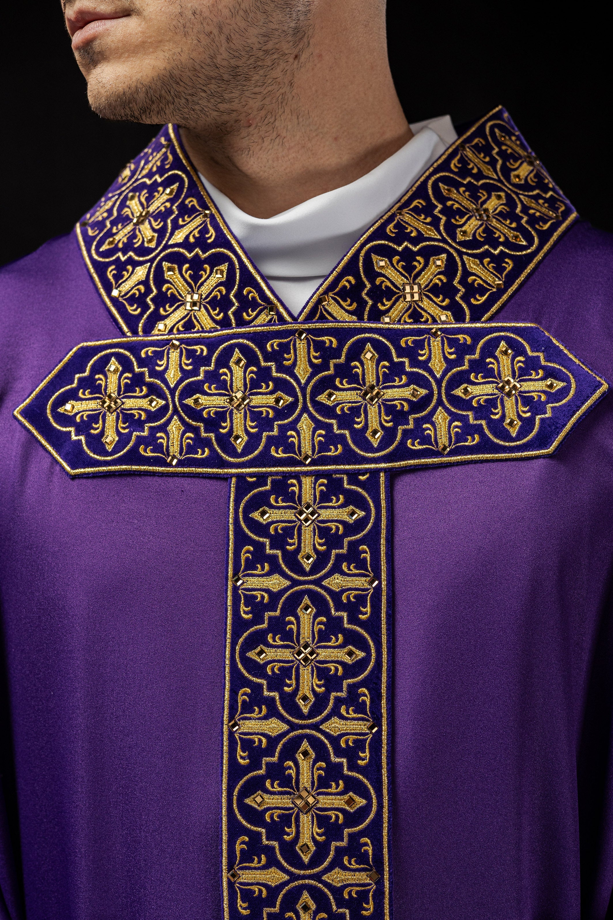 Chasuble violette ornée de cinq cents pierres décoratives