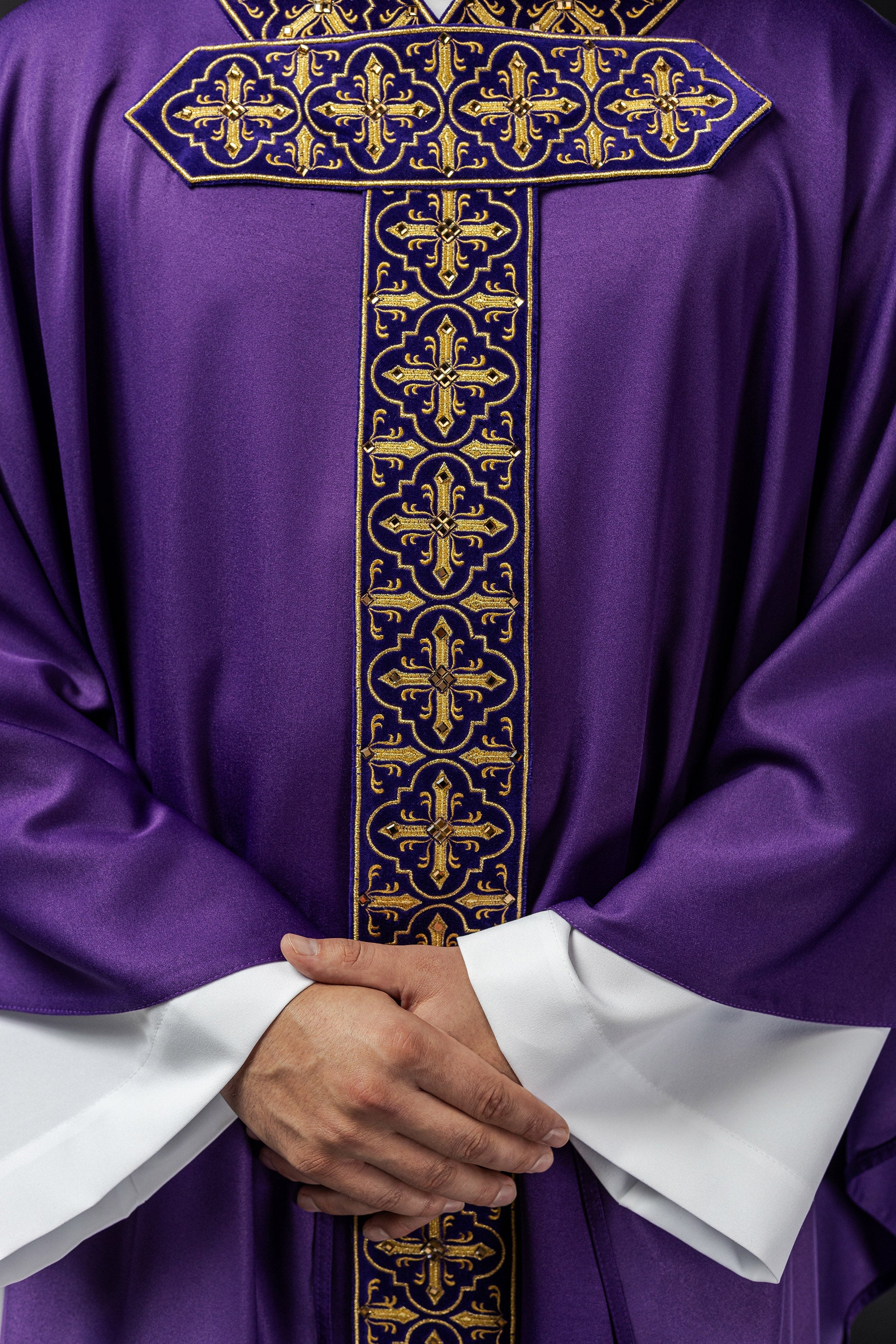 Chasuble violette ornée de cinq cents pierres décoratives