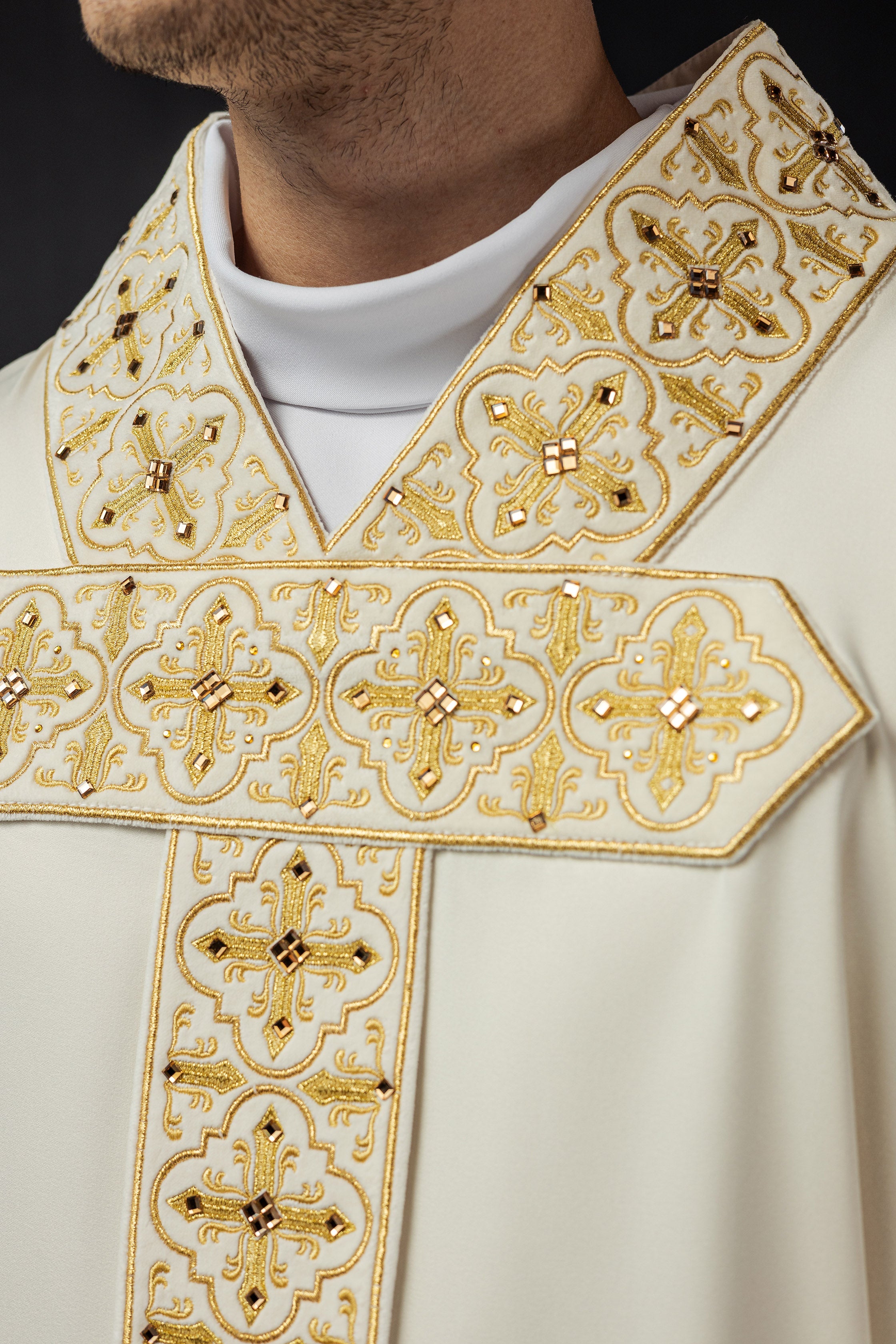 Chasuble brodée avec ceinture suspendue 500 pierres