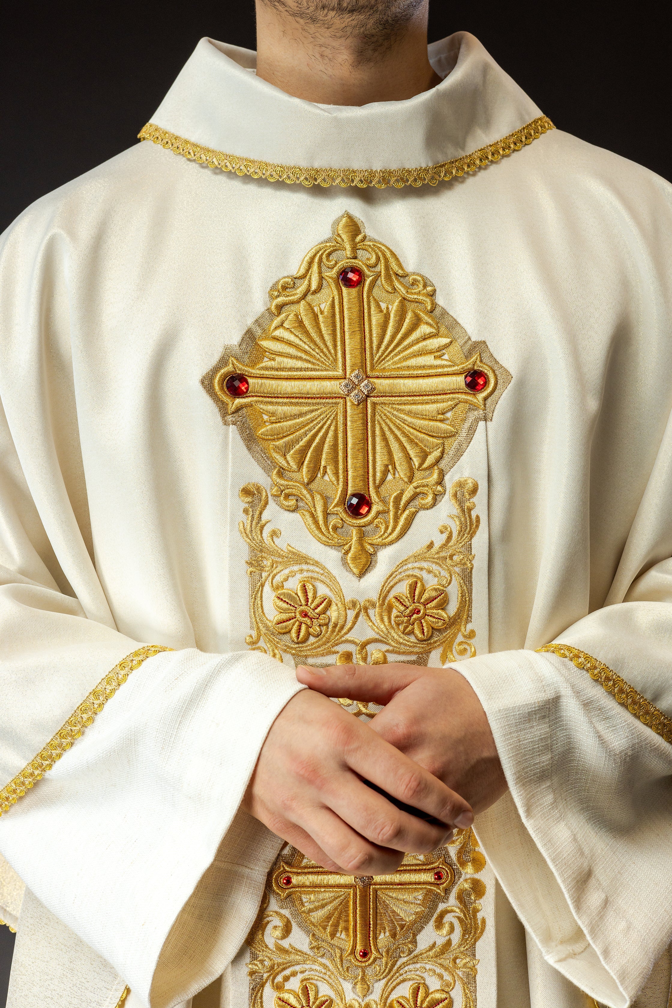 Chasuble en or richement brodée et ornée de pierres