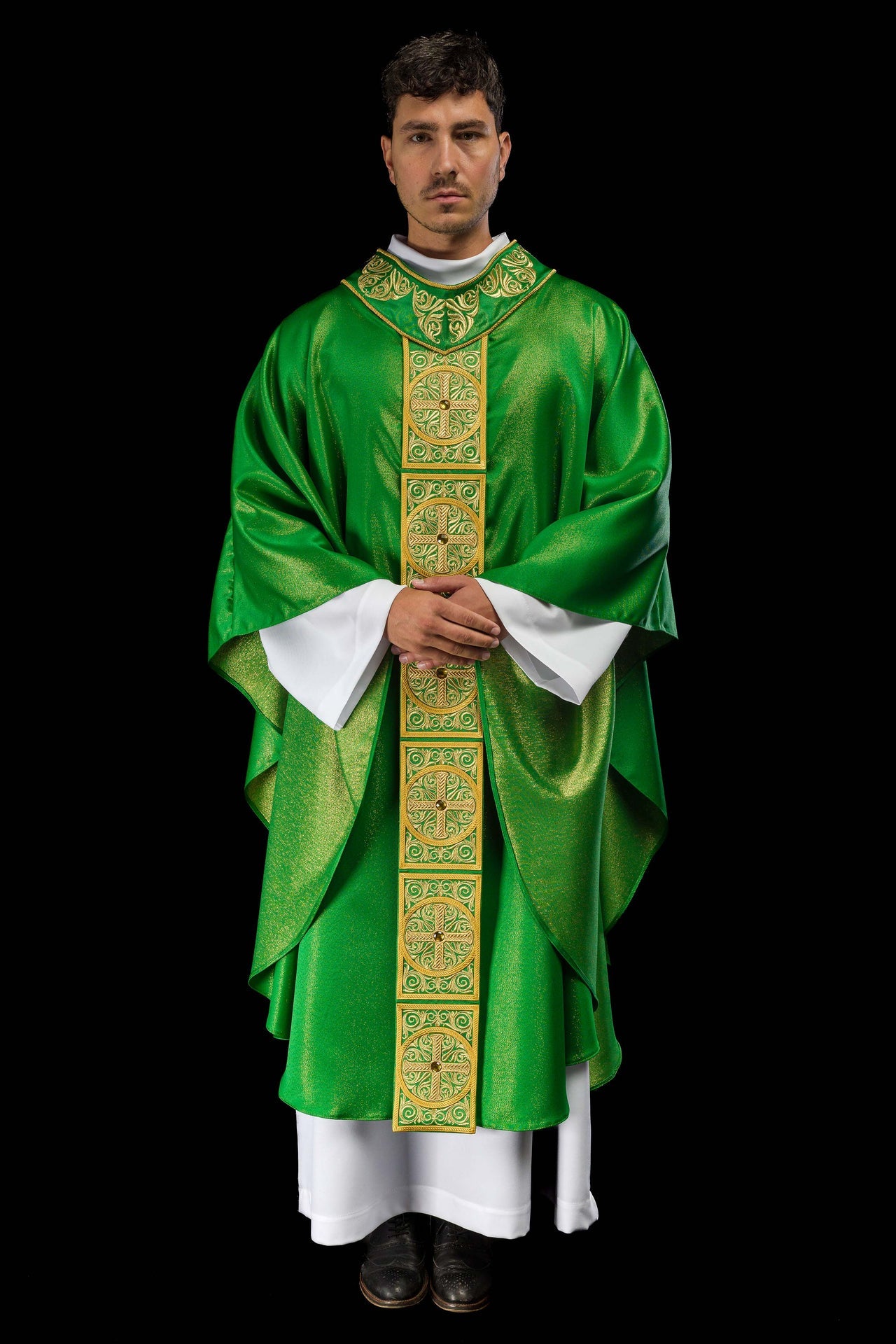 Chasuble verte richement brodée et décorée de pierres
