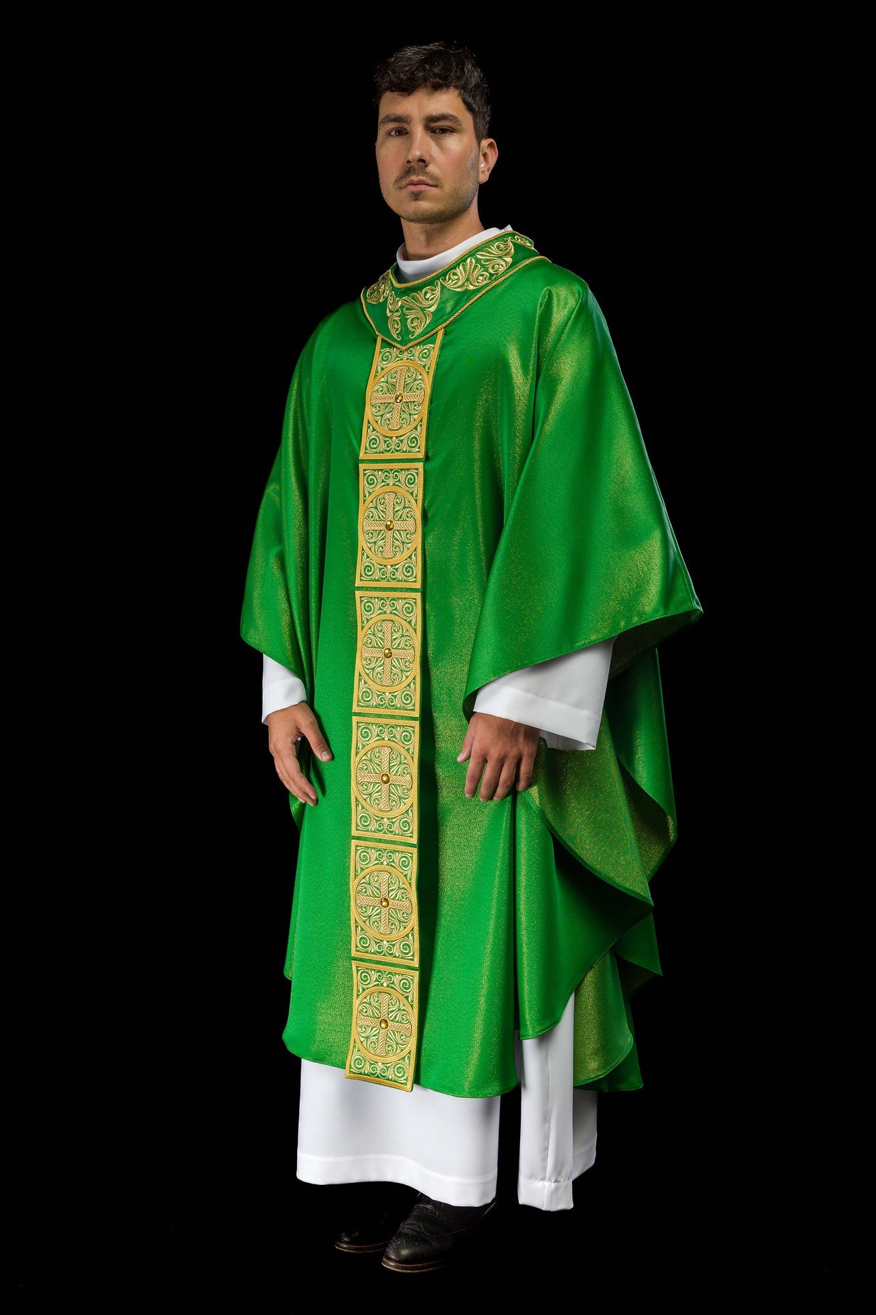 Chasuble verte richement brodée et décorée de pierres