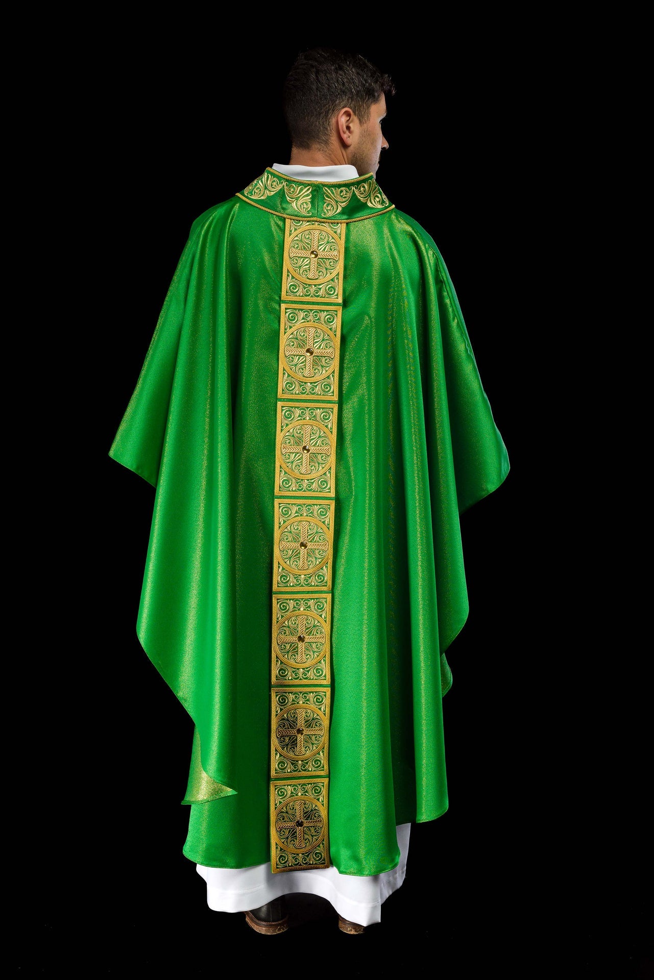 Chasuble verte richement brodée et décorée de pierres
