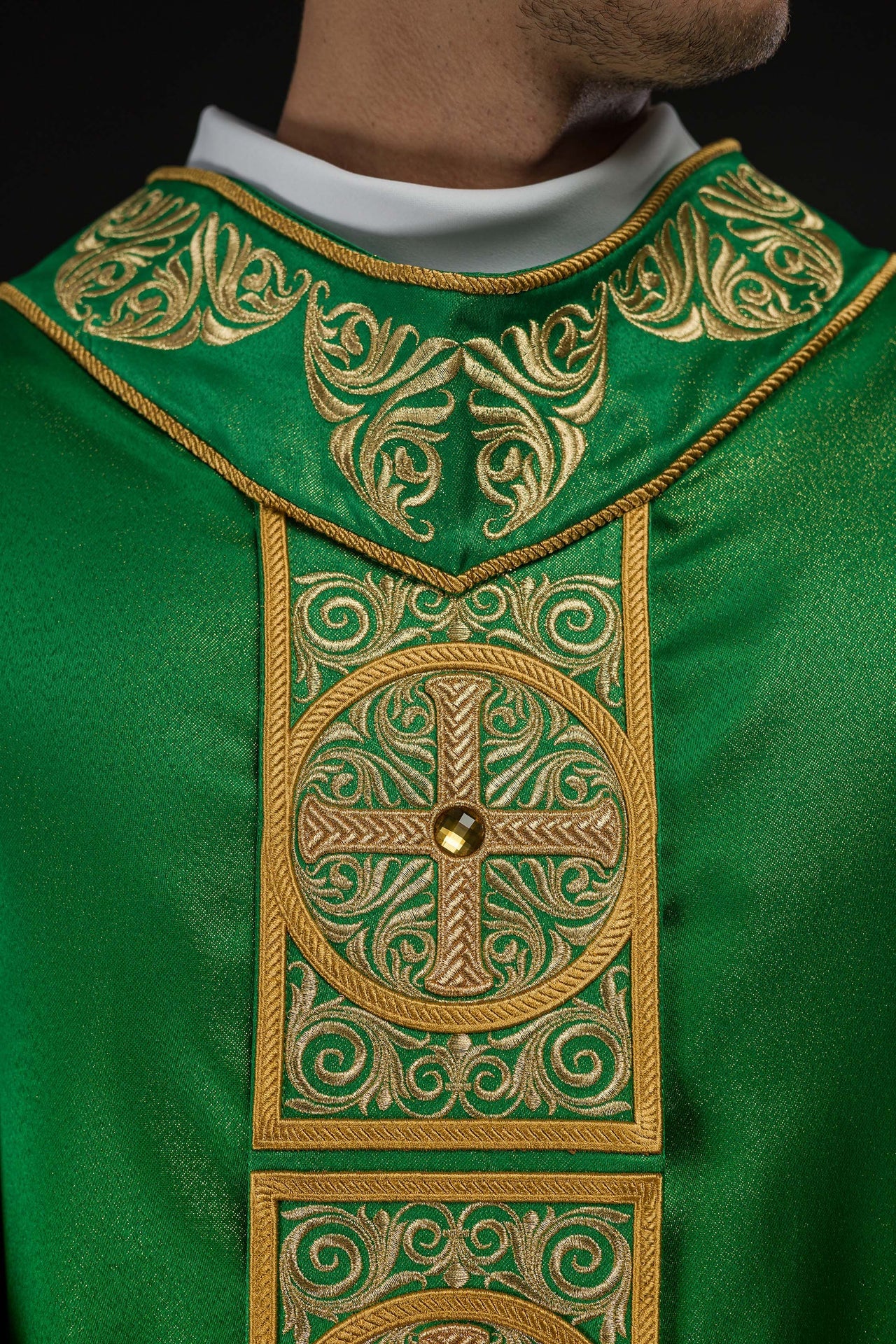 Chasuble verte richement brodée et décorée de pierres