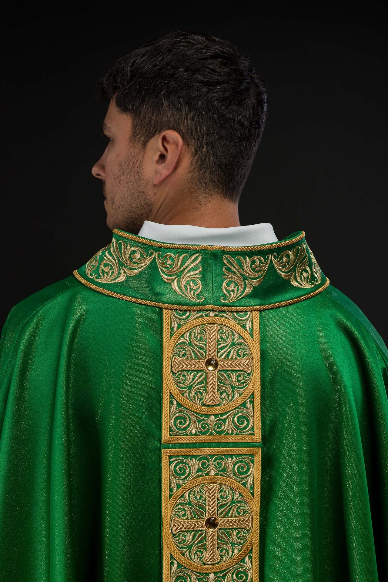 Chasuble verte richement brodée et décorée de pierres