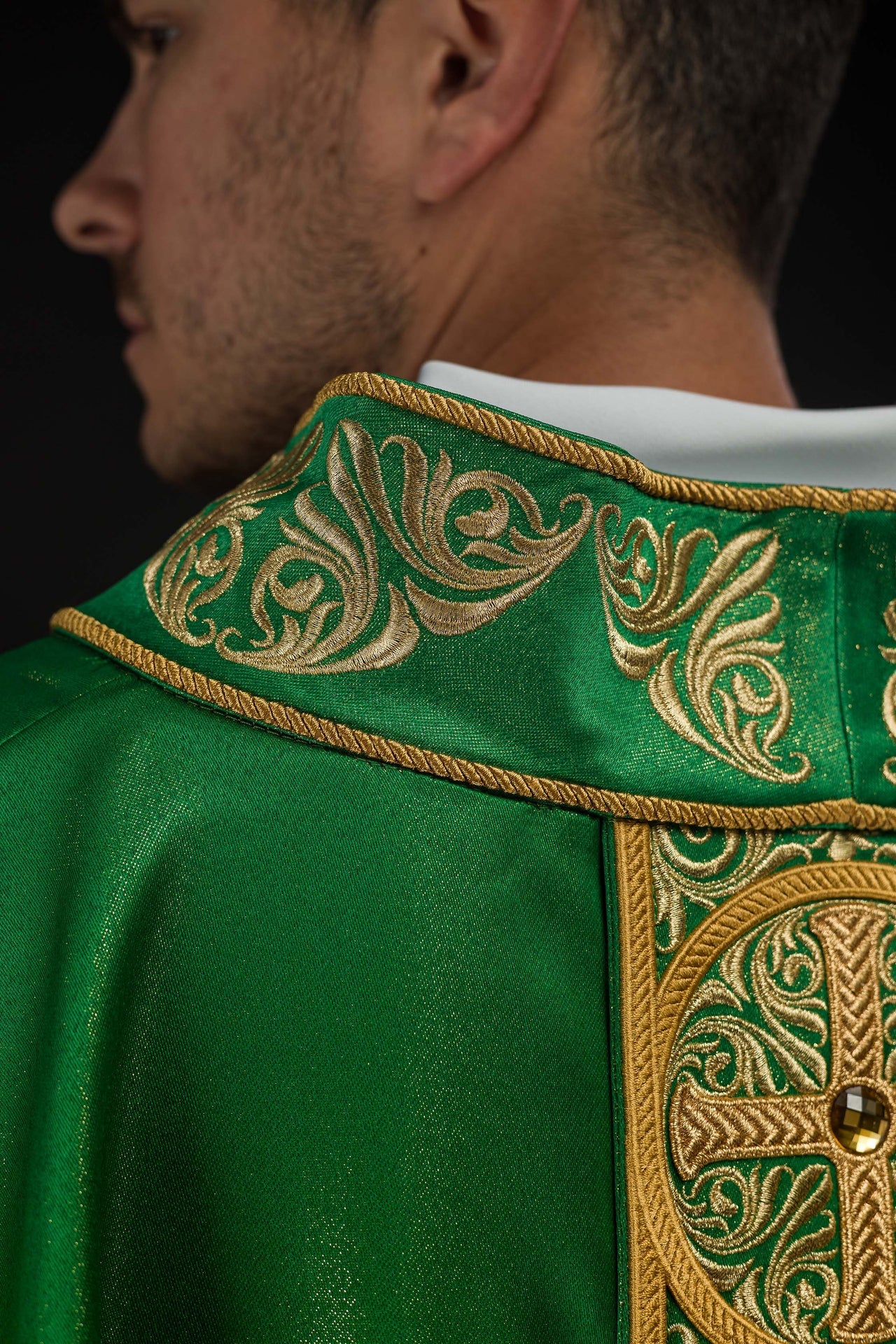 Chasuble verte richement brodée et décorée de pierres