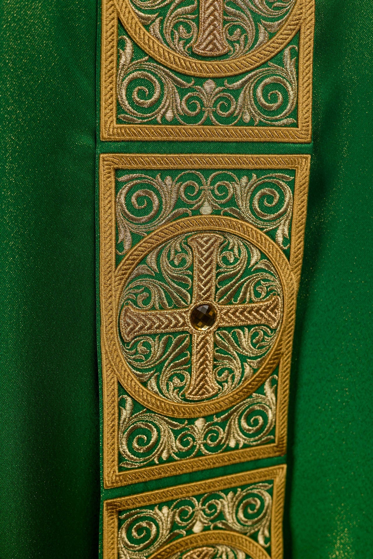 Chasuble verte richement brodée et décorée de pierres
