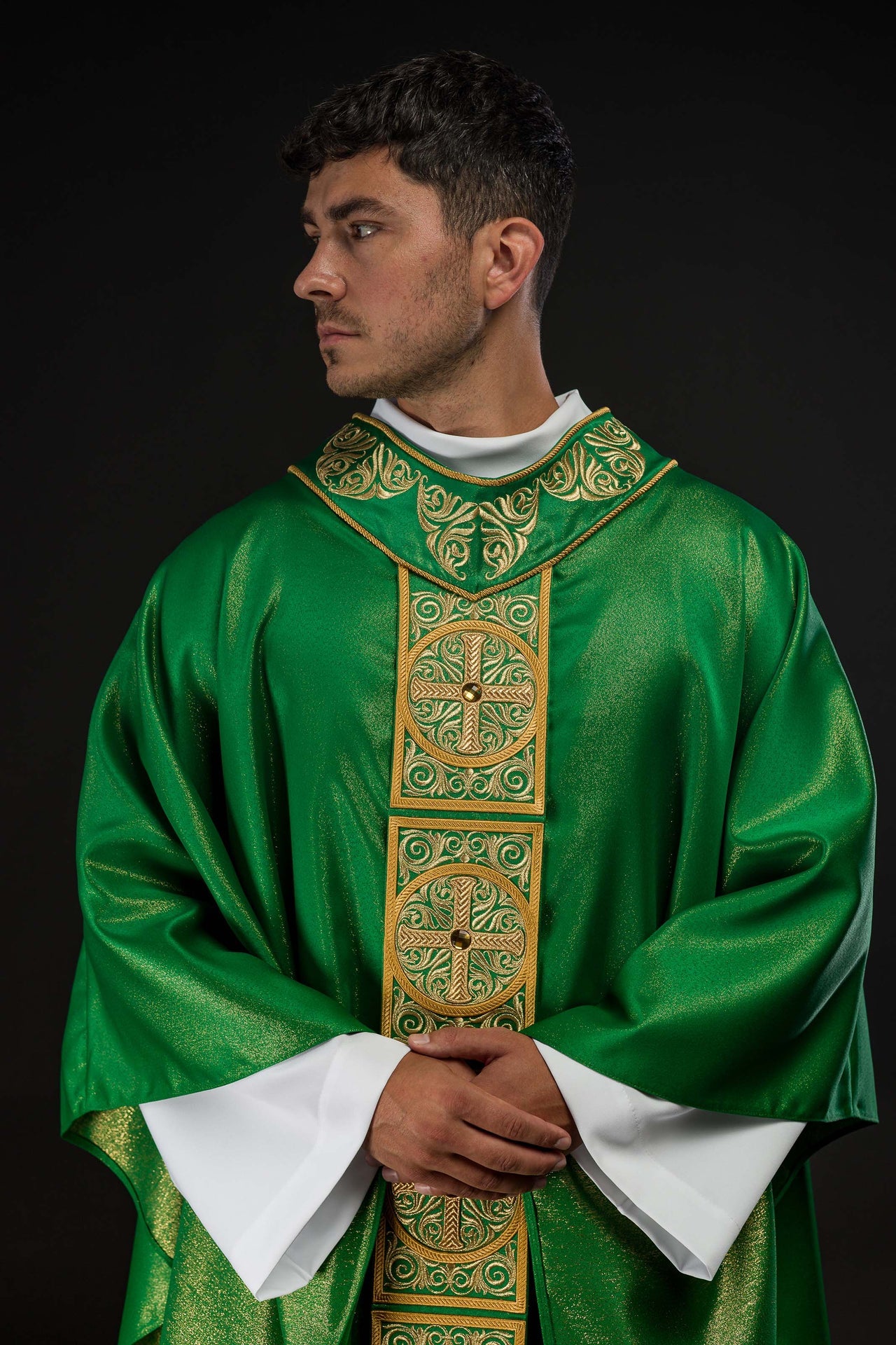 Chasuble verte richement brodée et décorée de pierres