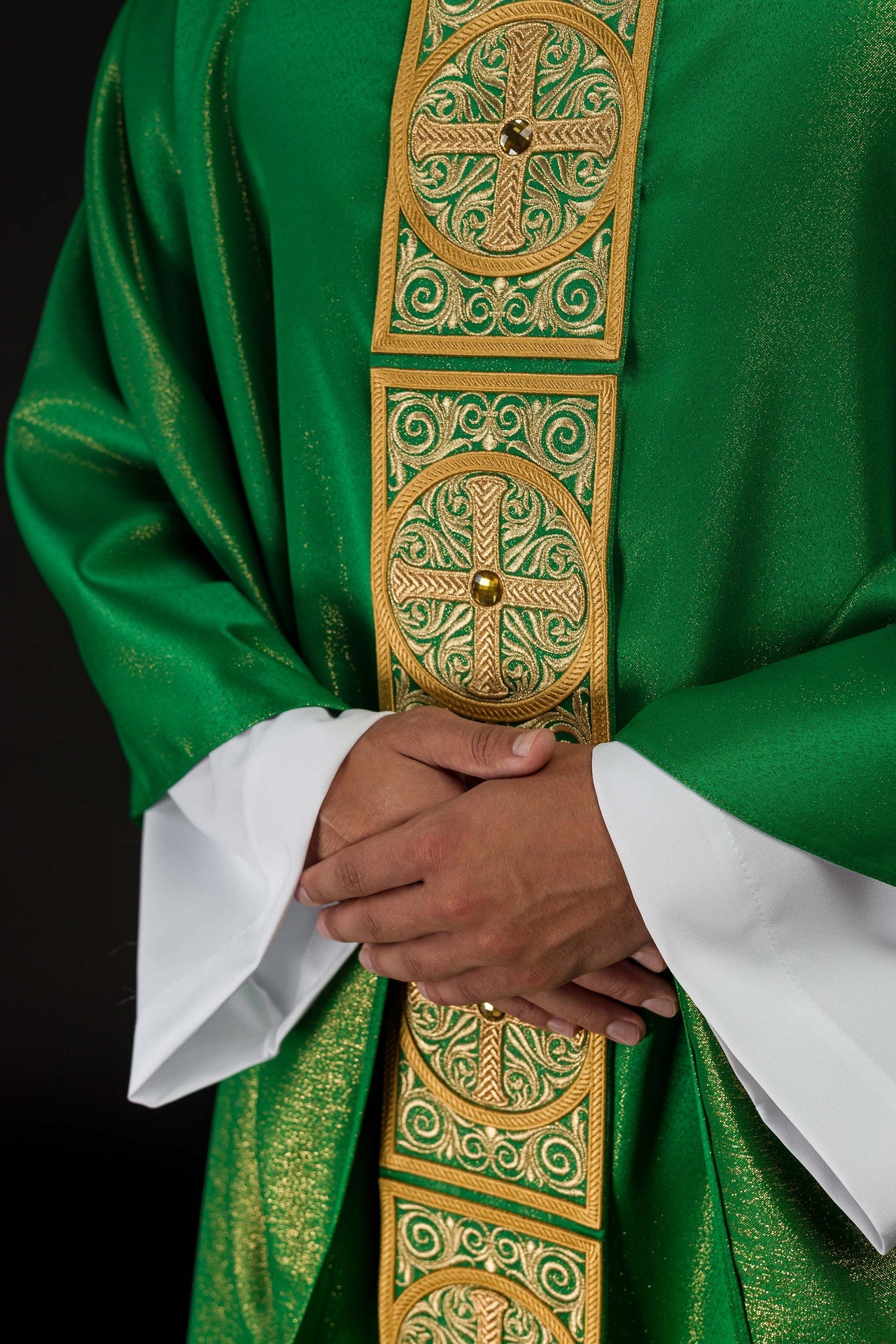 Chasuble verte richement brodée et décorée de pierres