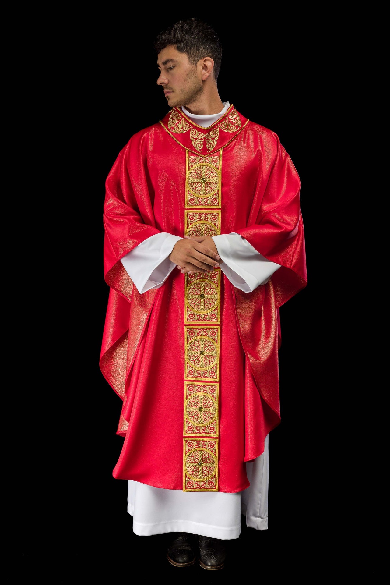 Chasuble rouge richement brodée et décorée de pierres