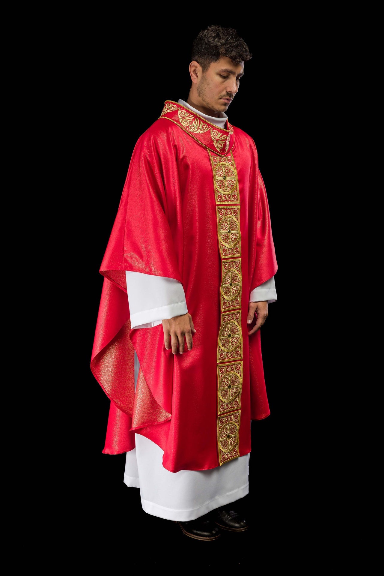 Chasuble rouge richement brodée et décorée de pierres