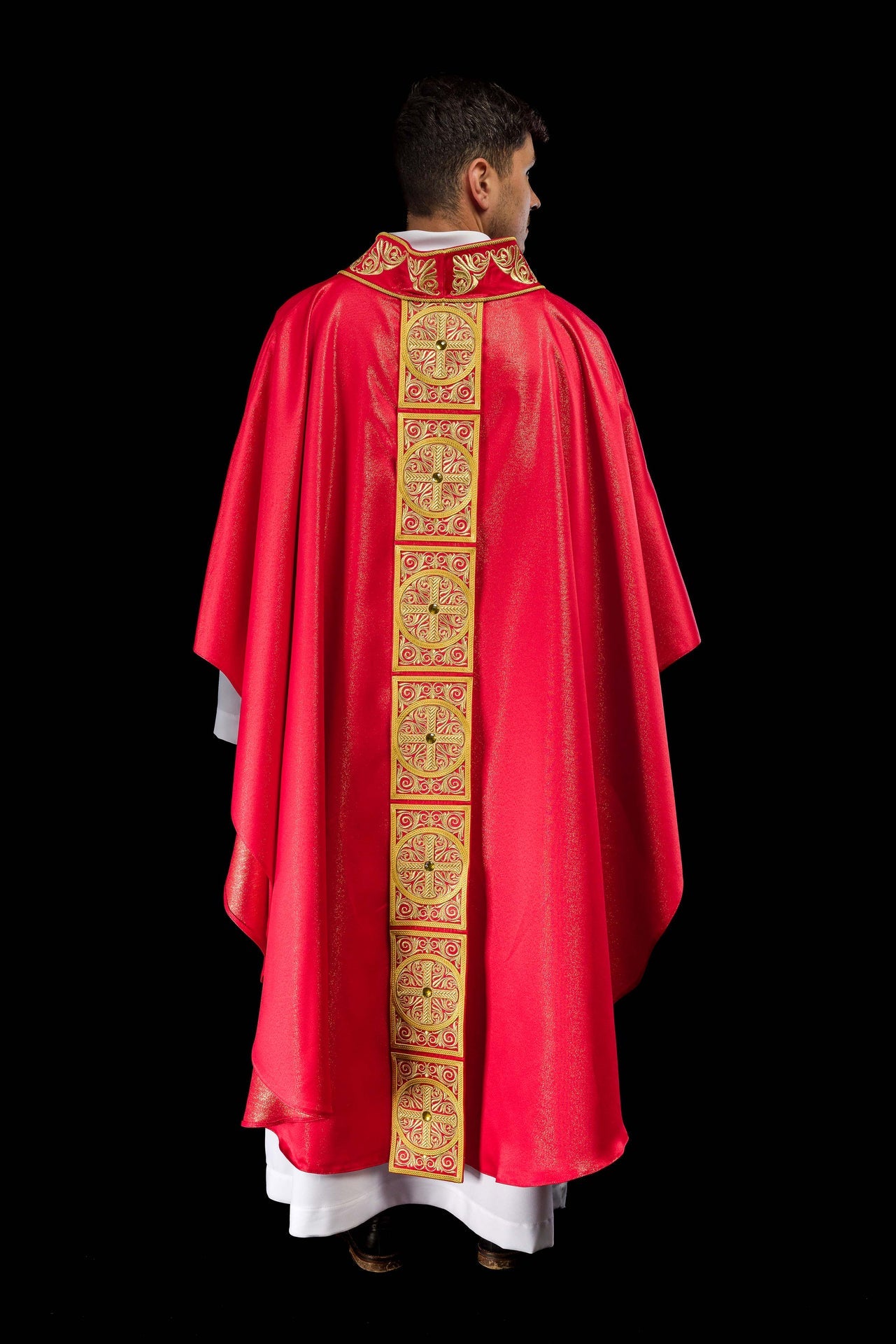 Chasuble rouge richement brodée et décorée de pierres