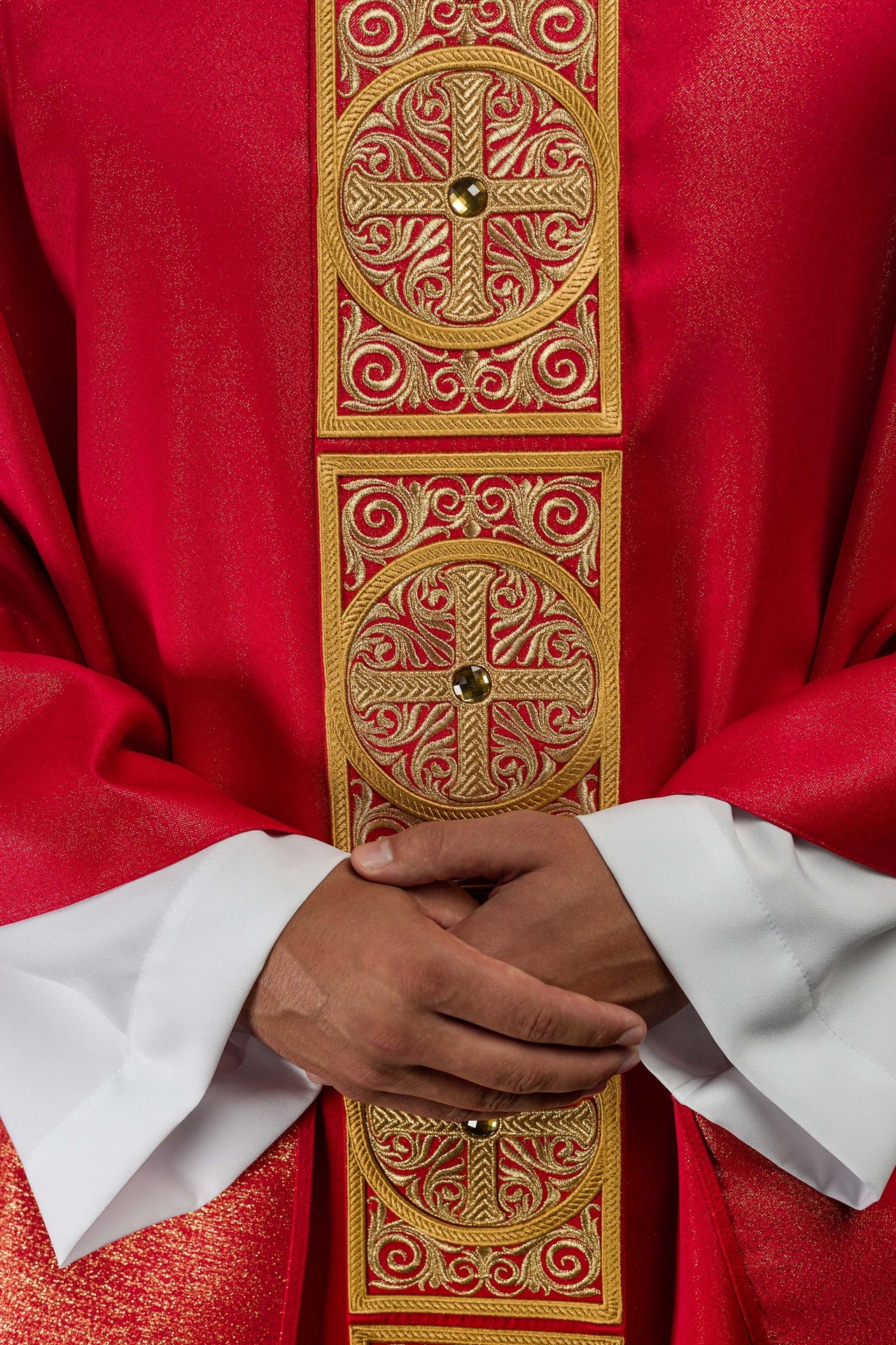 Chasuble rouge richement brodée et décorée de pierres