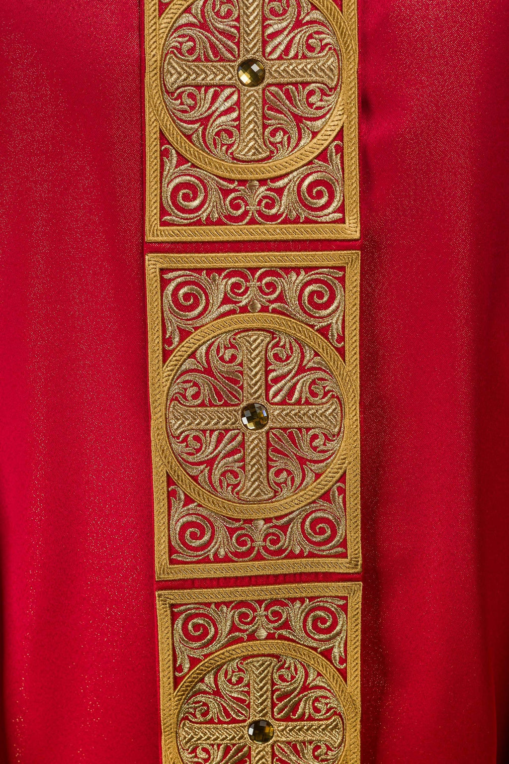 Chasuble rouge richement brodée et décorée de pierres