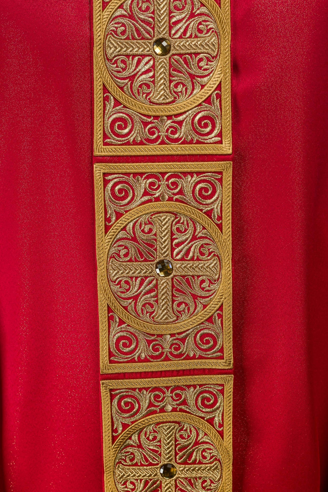 Chasuble rouge richement brodée et décorée de pierres